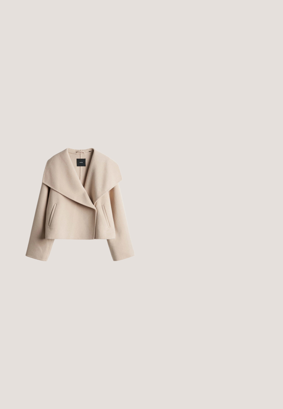 Beige cropped jas in een zachte wolmix met een brede sjaalkraag, twee zijzakken en lange mouwen. Minimalistisch ontwerp zonder sluitingen.; Beige gebreide trui met brede lange mouwen en diep V-hals, licht cropped zoom, gemaakt van zachte textuurrijke stof.; Beige wijde broek met riemlussen, zijzakken en een voorplooi op elk been, plat gelegd op een witte achtergrond.; Beige leren enkelboot met een pointed toe en een conische hak. Gladde textuur met minimale stiknaden en een slanke silhouet.; Lichtbeige handtas van gestructureerd synthetisch materiaal, met twee ronde handvatten en gouden hardware, voorzien van een ritssluiting en logo-detail.; Gouden ketting met een delicate schakel, voorzien van een kersbloesemhanger versierd met kleine heldere kristallen. Sluiting met een kreeftsluiter.