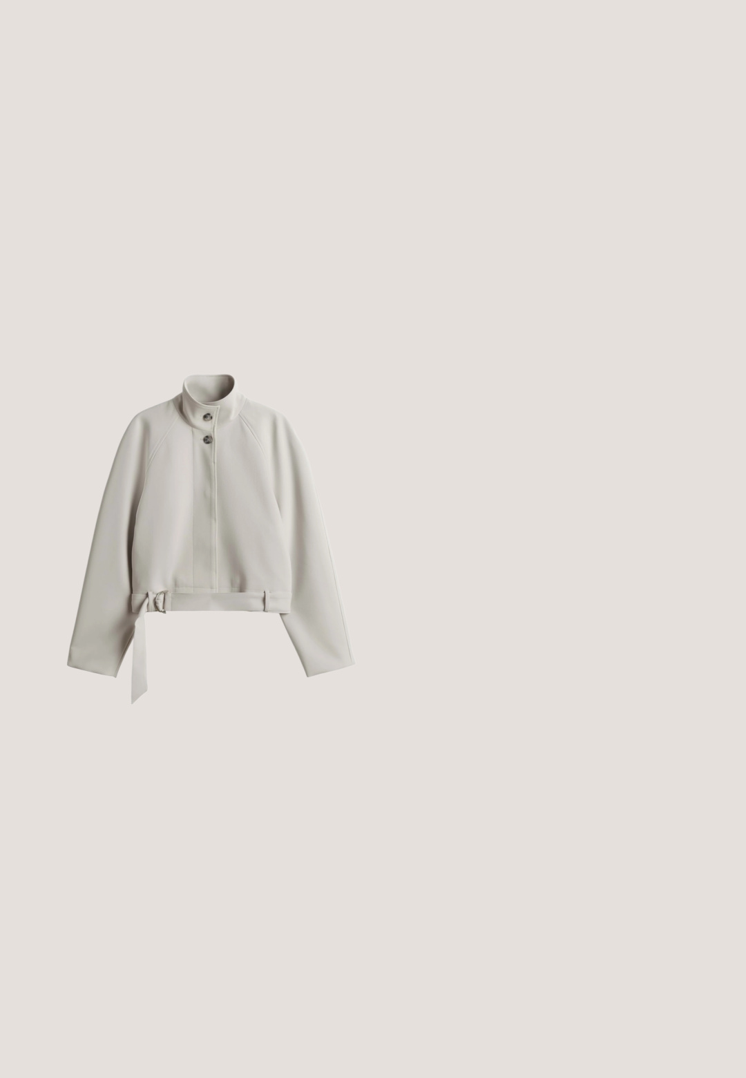 Lichtgrijze cropped jas met hoge kraag, twee knopen aan de voorkant, lange mouwen en verstelbare riem met metalen gesp aan de zoom.; Lichtbeige lange mouwen vest met ronde hals, drukknoopsluiting aan de voorkant en twee voorzakken met drukknopen.; Korte mouwen beige top gemaakt van zachte, gestructureerde stof. Heeft een ronde halslijn en een ribbelsrand, met een ontspannen pasvorm.; Beige wijde broek gemaakt van textiel met een gestructureerde stof, voorzien van een ceintuur in de taille en opgestekte manchetten. Onderdeel van de MINIMUM-collectie.; Grijze sneaker met een combinatie van suède en gestructureerd leer, witte tussenzool en zilverkleurig metallic accent op de hak, laag profiel ontwerp.; Taupe gestructureerde leren handtas met twee handvatten, een afneembare schouderriem en een voorklepzak met het label "Lancaster Paris."
