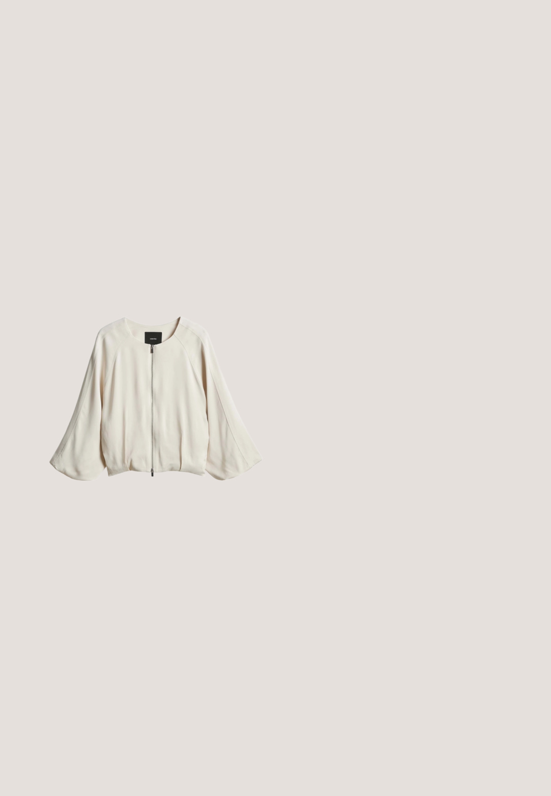 Veste bomber crème à manches longues avec fermeture éclair devant et col rond, posée à plat sur un fond blanc.; Haut à manches courtes de couleur beige clair, fabriqué en tissu doux, avec un large col et des coutures d'épaule tombantes, offrant une coupe décontractée et un design minimaliste.; Tissu en blanc cassé avec un tissage texturé subtil, présentant de douces plis et de légères taches. Fini doux et lisse.; Mexx LISA - Mules - wit; Sac bandoulière en cuir matelassé beige avec logo doré, fermeture éclair et bandoulière amovible. Présente un motif en losanges et une texture lisse.; Bracelet en perles composé de perles blanches de formes irrégulières et d'une délicate chaîne en or avec un fermoir ajustable et une petite étiquette.