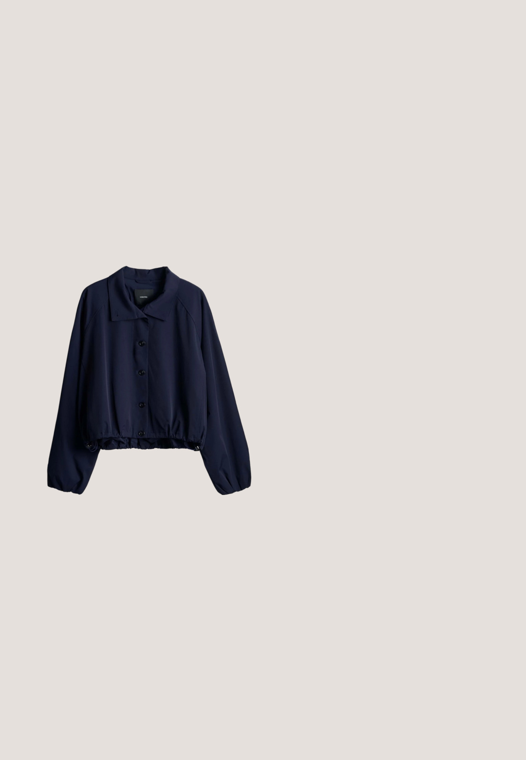 Donkerblauwe cropped jas met lange mouwen, knopen aan de voorkant, een kraag en een elastische tailleband met verstelbare koordjes.; Navyblauwe blouse met lange mouwen, een V-hals en oprollende knopenmanchetten. Gemaakt van lichtgewicht stof met een relaxte pasvorm.; Marineblauwe wijde broek met elastische tailleband en zijzakken, plat weergegeven tegen een witte achtergrond.; Marineblauwe nubucklederen loafer met een gladde textuur, voorzien van een strikaccent aan de voorkant en een lichtbruine rubberen zool. Klassiek instapontwerp.; Donkerblauwe leren handtas met twee lange handvatten en een gouden "Lancaster Paris" logo in het midden aan de voorkant.; Zilverkleurige kettingarmband met doosvormige schakels, karabijnsluiting, verstelbare verlengkettinkje en een kleine vlinderbedel aan het uiteinde.