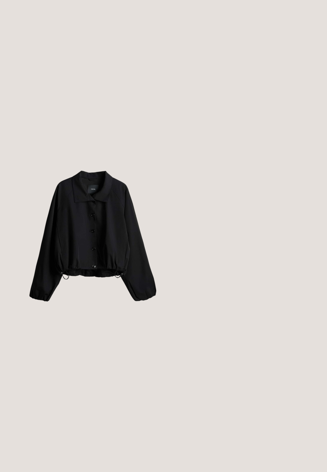 Schwarze langärmlige, kurz geschnittene Jacke mit Kragen, Knöpfen vorne, elastischen Bündchen und verstellbarem Kordelzugsaum vor weißem Hintergrund.; Schwarzes, schulterfreies Oberteil aus einem weichen Stoff. Mit gedrehten Details am Ausschnitt und einer figurbetonten Silhouette.; Schwarze, knielange, maßgeschneiderte Shorts mit Gürtelösen, vorderen Falten und einem vorderen Reißverschluss, flach auf weißem Hintergrund ausgelegt.; Schwarzer Slingback-Schuh mit spitz zulaufender Kappe, niedrigem Blockabsatz und einem breiten, im Häkelstil gestalteten Riemen über dem Mittelfuß.; Schwarze Sonnenbrille mit ovalen Gläsern und braunem Farbton, mit goldenen Akzenten an den Bügeln und einem glänzenden schwarzen Finish, mit minimaler Markenkennzeichnung.; Schwarze geflochtene Lederhandtasche in Hobo-Form mit einer strukturierten Oberfläche, einem gepolsterten Griff und einem abnehmbaren Schulterriemen.