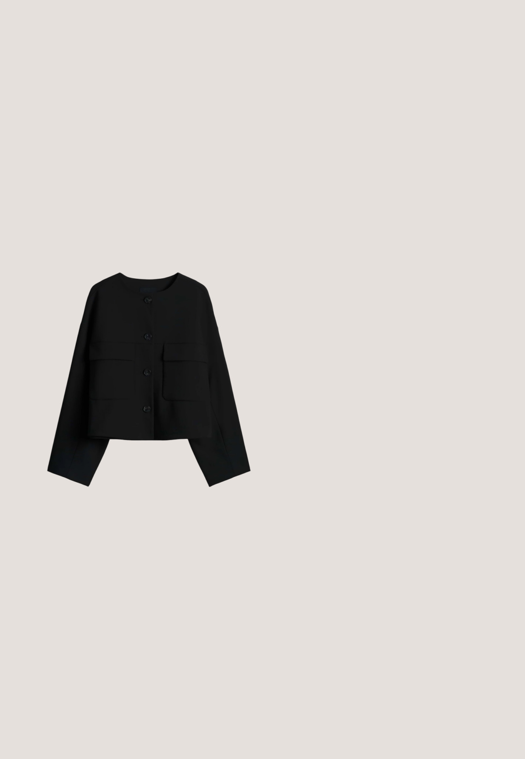 Zwarte cropped jas met knopen, lange mouwen en twee voorzakken met klep, plat gelegd op een witte achtergrond.; Zwarte geribde mouwloze blouse met ronde halslijn en ontspannen pasvorm, gepresenteerd tegen een witte achtergrond.; Zwarte op maat gemaakte broek met een elastische tailleband, zijzakken, rechte pijpen, een gladde stofstructuur en zonder zichtbare patronen of accenten.; Zwarte leren instappers hebben een ronde neus, decoratieve stiksels en een lage hak. Glad textuur met een subtiele glans en geen zichtbare hardware.; Zwart leren clutch met gegolfde randdetails en subtiel geperst logo op de voorsluiting.; Zilveren kettingarmband met een kreeftsluiting en verstelbare verlengkettinkje op een witte achtergrond.