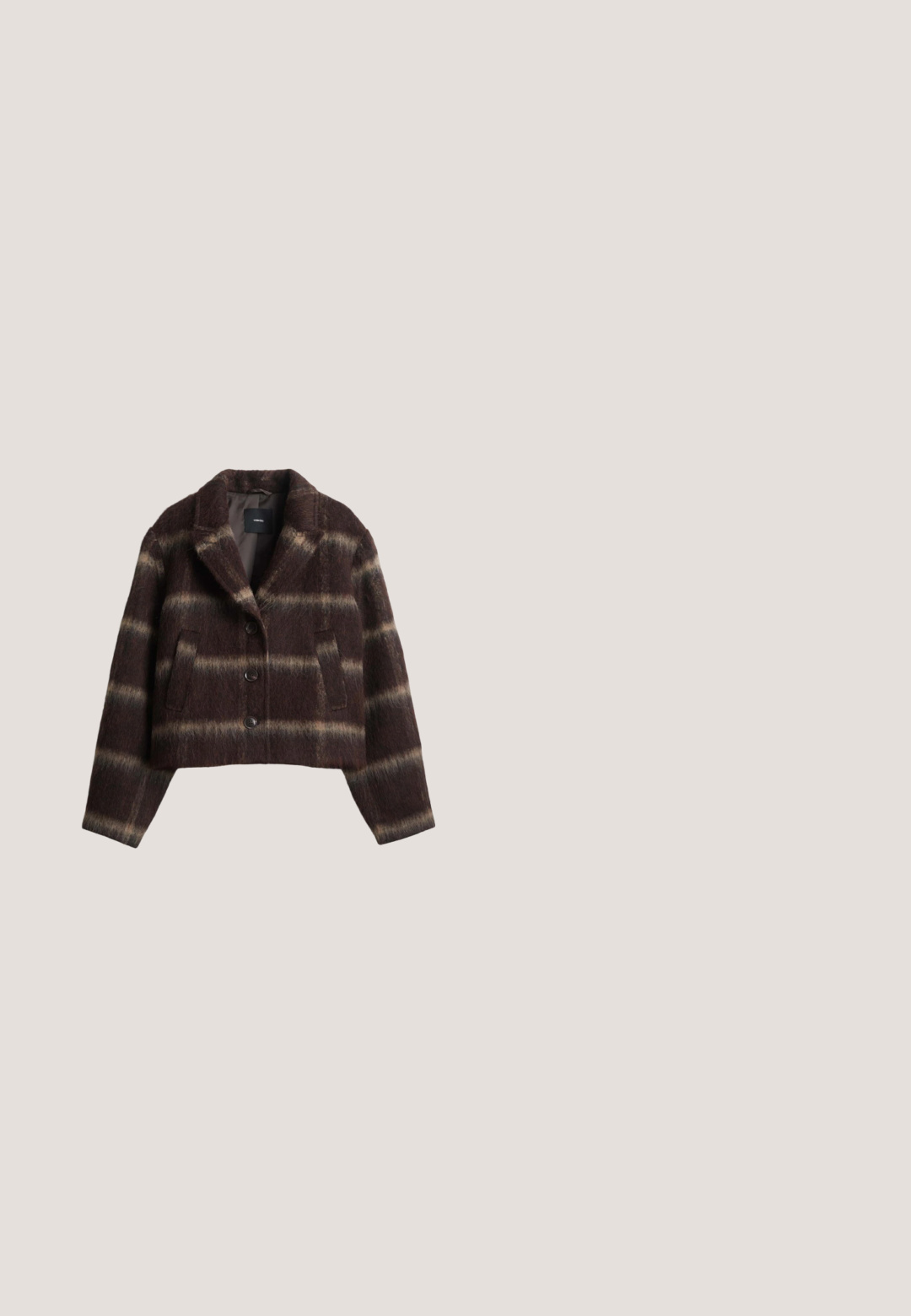 Bruin en grijs gestreepte, pluizige cropped jas met lange mouwen, reverskraag, knopen aan de voorkant en twee zijzakken.; Bruine, gestructureerde gebreide cardigan met een ronde hals, voorzien van knoopsluiting en twee voorzakken. Accentueert met spiralenpatroon knopen.; Bruine, strakke coltrui met lange mouwen, gladde textuur en zonder zichtbare patronen of versieringen.; Bruine flared broek van rekbare stof met een hoge tailleband. Gladde textuur met stiksel details die langs de benen lopen.; Donkerbruine suède instapschoen met een zachte bontvoering en kraag, een platte rubberen zool en een afgeronde neus, weergegeven in zijaanzicht.; Donkerbruine leren handtas met twee handvatten en een goudkleurig ovaal logo in het midden, met brede zijpanelen en een gladde textuur.