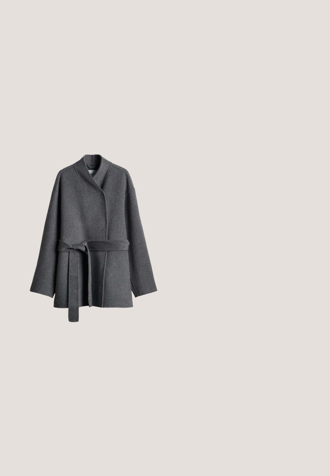Donkergrijze wollen wikkeljas met brede mouwen en een bijpassende riem gestrikt in de taille, afgebeeld op een witte achtergrond.; Grijze gebreide cardigan met een V-hals, vijf knopen sluiting en twee voorzakken. Heeft ribgebreide manchetten en zoom.; Grijze cardigan met lange mouwen van geribbelde stof, voorzien van een ronde halslijn en zes knopen aan de voorkant met een lichte glans.; Donkergrijze broek met wijde pijpen, zijzakken en een gladde tailleband, afgebeeld op een witte achtergrond.; Zwart leren platte schoen met een spitse neus, iets verhoogde hak en een glad oppervlak. Eenvoudig ontwerp zonder zichtbare hardware of patronen.; Zwarte leren handtas met twee bovenhandvatten en een brede basis die aan elke zijde uitloopt, weergegeven op een witte achtergrond.