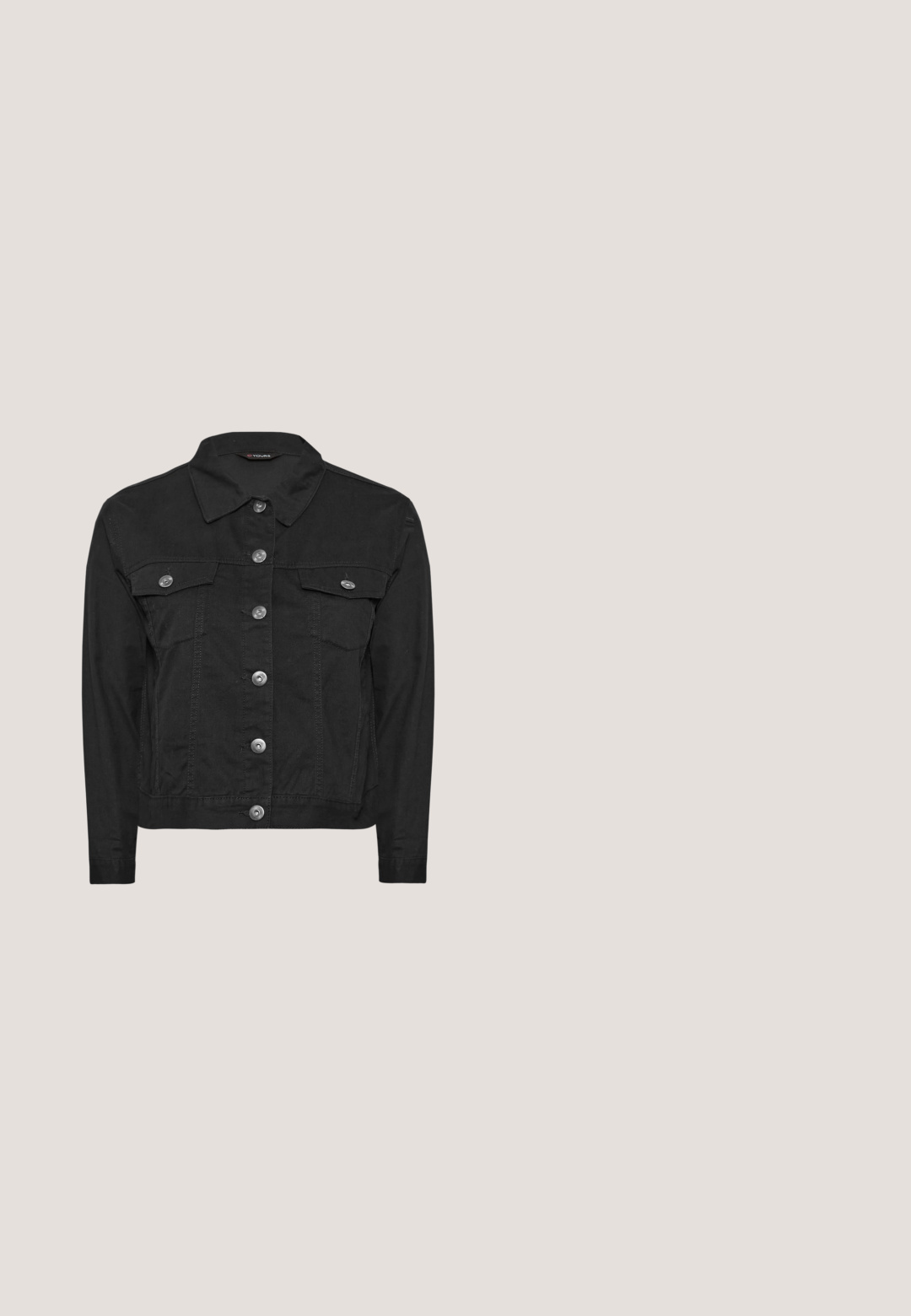 Yours Clothing Cowboyjakker - black; Cremefarvet t-shirt med korte ærmer og et sort abstrakt grafik i en rektangulær ramme, som har ordet "UNDEFINABLE" nederst.; Sorte denim capri-bukser med lige skæring, fem lommer og tonalt syning. Stoffet har en let tekstur og et klassisk design.; Sorte lædersneakers med rund tå, tyk sål og teksturerede detaljer på overdelen. Har sorte snørebånd og diskrete perforeringer.; Mørkegrå læder skuldertaske med en buet form, lynlåslukning og justerbar rem. Har et diskret logo på fronten.; Sølv kædhenke med delikate snoede led, der har en justerbar lukning og forlængerkæde for tilpasset længde.