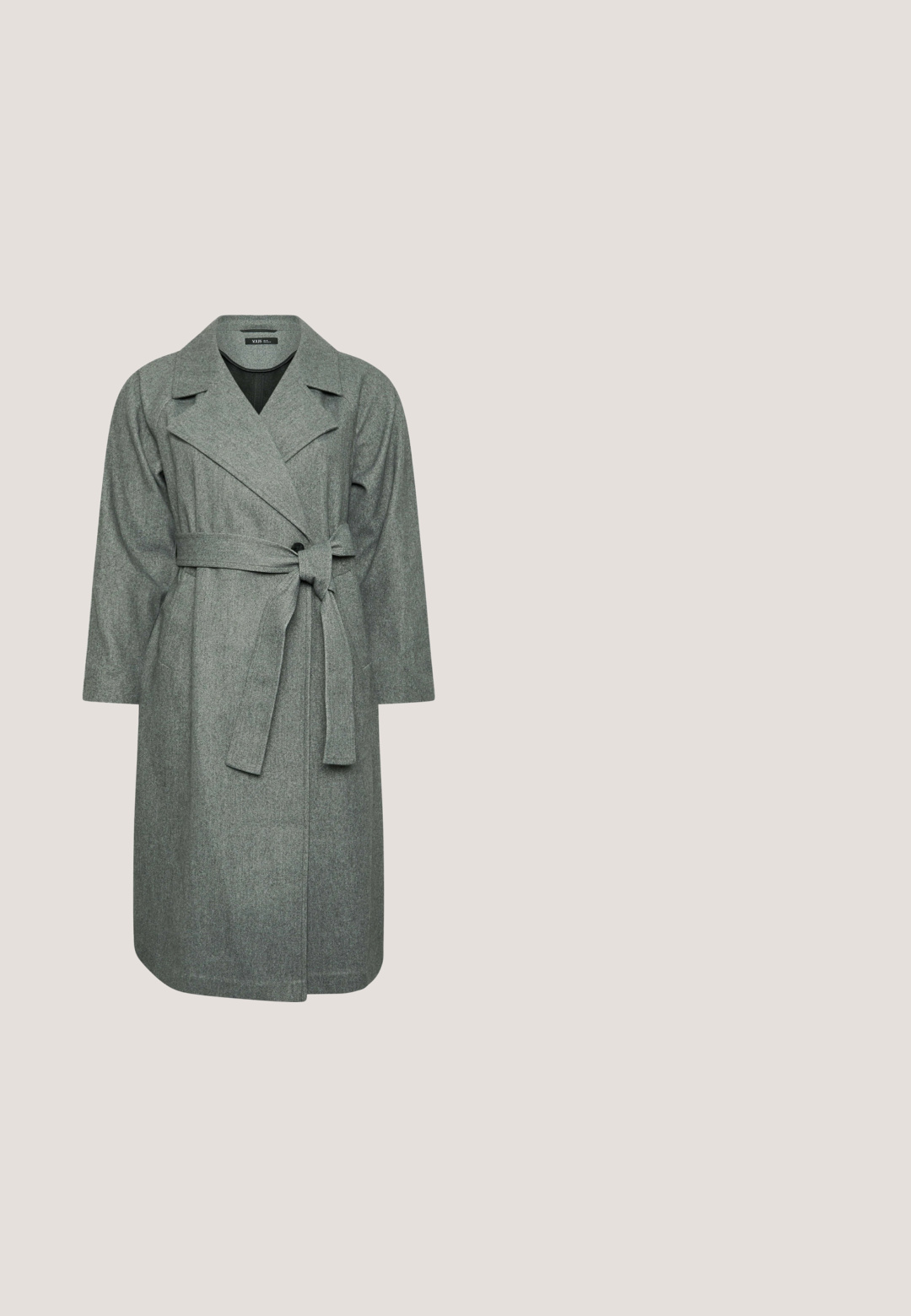 Grå uldblandet trenchcoat med bælte i taljen, klapkrave og lange ærmer. Har en glat tekstur og et afslappet fit design.; Burgunderfarvet ribbestrik sweater med V-hals, lange ærmer og subtile pilformede detaljer på forsiden. Blødt stof med en struktureret overflade.; Mørkegrå skjorte med knap, krave, lange ærmer, en enkelt brystlomme og en buet kant. Glat tekstur, minimalistisk design.; Sorte, strækbare bukser med bred benvidde, der har en elastisk talje for komfort og ingen synlige knapper eller lommer.; Sort Fila atletiksneaker med meshoverdel, snørelukning, polstret krave og formet gummisål set fra siden på hvid baggrund.; Sort læder halv-måne skuldertaske med justerbar rem og subtilt præget Adidas-logo foran i midten.