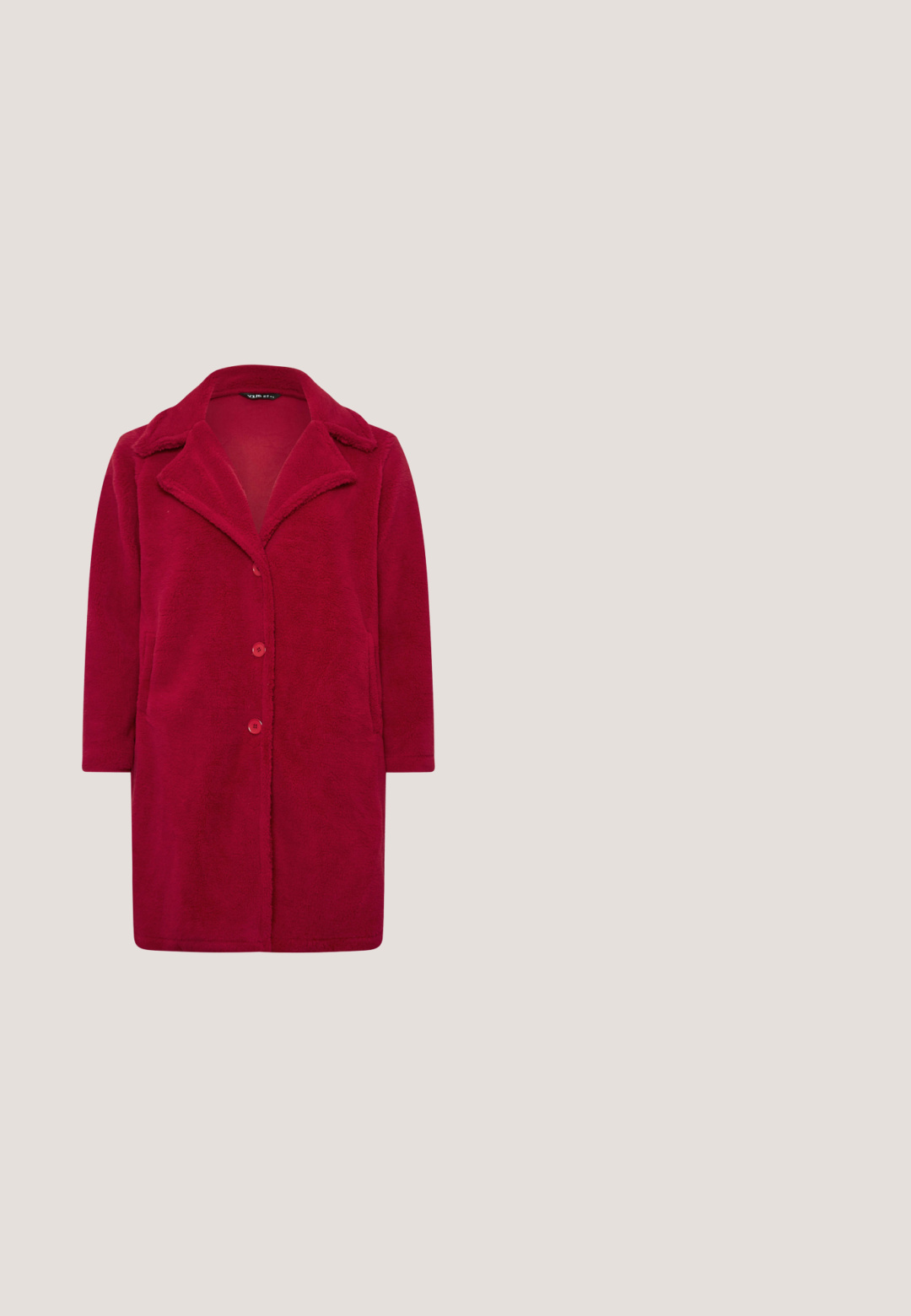 Abrigo de forro polar rojo con cuello con muesca, botones frontales y bolsillos laterales. Tiene una textura suave y un diseño de corte recto.; Suéter rojo de punto con cuello redondo, hombros caídos y borde acanalado. Presenta un patrón texturizado y grueso en toda la prenda.; Suéter de manga corta a rayas rojas y crema con cuello redondo, puños acanalados y textura de tejido suave, que presenta un dobladillo recto y una etiqueta con el logo.; Pantalones rojos de pierna ancha con rayas blancas verticales y cintura con cordón atado.; Par de zapatillas bajas rojas con rayas laterales blancas, cordones rojos y suelas negras sobre un fondo blanco.; Bolso bandolera de cuero rojo texturizado con asa trenzada en rosa y rojo, solapa redondeada, tassel lateral y correa extra desmontable.