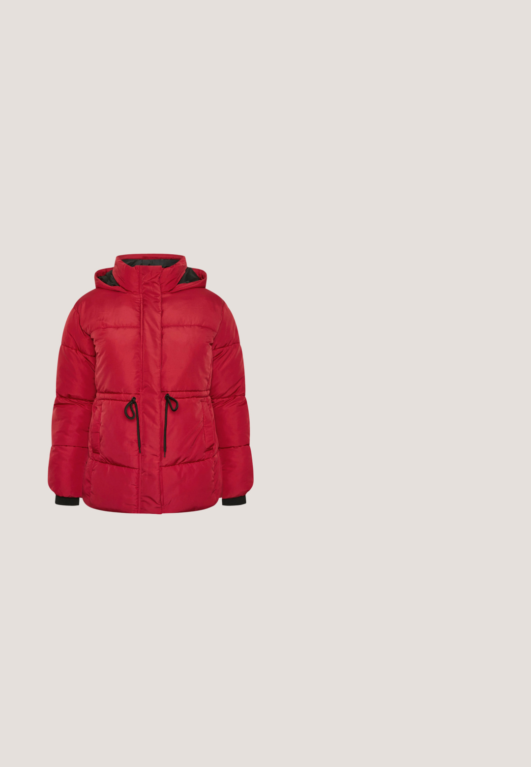 Rote Daunenjacke mit Kapuze, ausgestattet mit einem Reißverschluss vorne, elastischen Bündchen, zwei Taschen und Kordelzugdetails an der Taille. Glattes, isoliertes Material.; Roter Strickpullover mit rundem Ausschnitt, überschnittenen Schultern und geripptem Saum. Verfügt über ein strukturiertes, grob gestricktes Muster überall.; Kurzärmeliges T-Shirt mit Rundhalsausschnitt, horizontal rot-weiß gestreift, lässige Passform und geradem Saum.; Rote und weiße horizontal gestreifte Hose mit elastischem Bund und vorderer Kordel, in verkürzter Länge.; Weißer Sneaker mit zwei roten Streifen an der Seite, rotem Fersenpatch, weißen Schnürsenkeln und einer strukturierten hellbraunen Sohle.; Rote Lederschultertasche mit einem einzelnen Riemen und einer glatten, leicht zerknitterten Oberfläche, stehend vor weißem Hintergrund.
