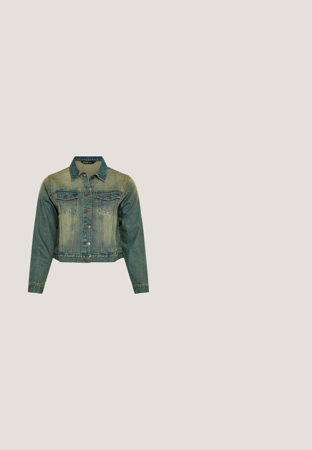 Blå denimjakke med krave, knaplukning foran, to brystlommer med klap og lange ærmer, kort pasform.; Hvid bomulds T-shirt med korte ærmer, der har pink broderet tekst på forsiden. Rundet halsudskæring og afslappet pasform.; Lys blå denim midi-nederdel med en forkortet slids, fem lommer og en tætsiddende talje med bæltestropper og knaplukning.; Hvid sneaker med to røde striber på siden, rød hælpatch, hvide snørebånd og en tekstureret lys brun sål.; Genanvendelig indkøbspose med pink og rødt blomsterprint, stående oprejst på en ensfarvet lys baggrund.; To røde øreringe formet som fembladede blomster med små guldfarvede centre på en ensfarvet hvid baggrund.