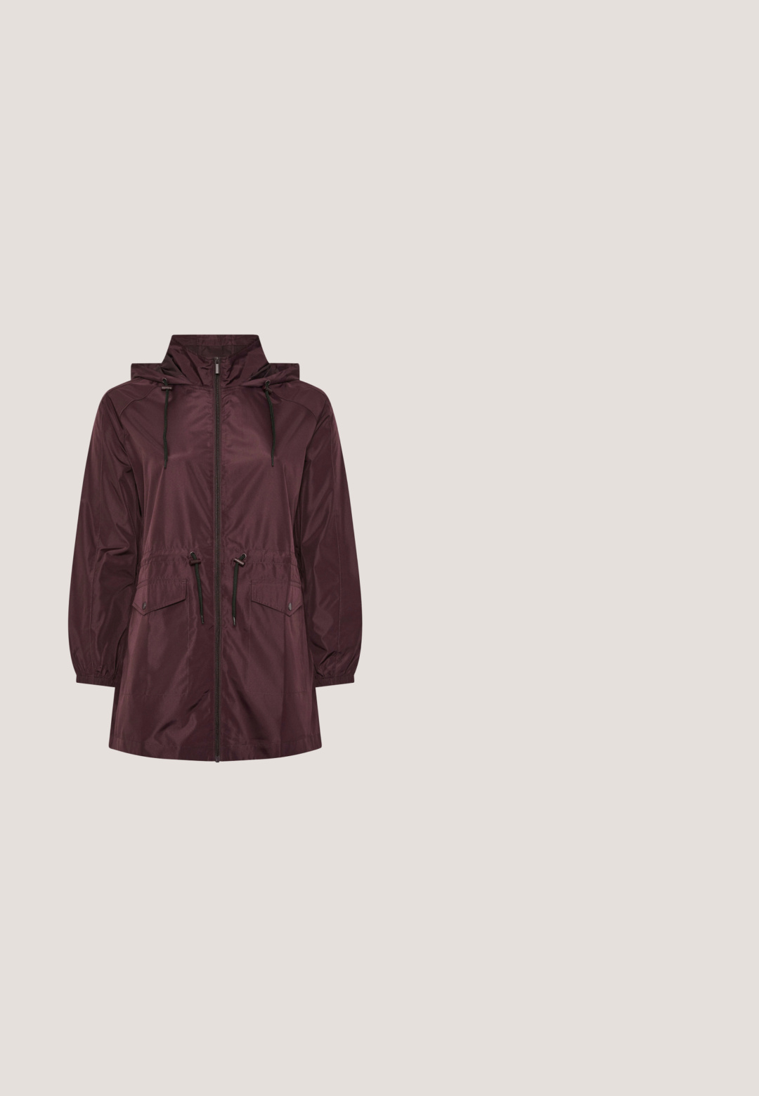 Imperméable à capuche couleur bordeaux avec fermeture éclair frontale, cordons ajustables à la capuche et à la taille, deux poches à rabat et poignets élastiques.; Haut en maille marron foncé à manches courtes avec une large bande horizontale blanche sur la poitrine et les manches, comportant deux fines lignes marron foncé à l'intérieur de la bande.; Pantalons marron, jusqu'aux genoux, en tissu tissé lisse, dotés d'une fermeture à bouton et de deux poches latérales pour plus de commodité.; Dr. Martens MAYBOLE CHELSEA - Bottines à plateau - black/cherry red; Sac cabas en cuir marron avec motif à blocs de couleur diagonaux et deux bretelles d'épaule de longueur moyenne sur fond blanc.; Une paire de boucles d'oreilles en forme de goutte d'eau, brillantes et marron, avec de subtils motifs plus foncés, sur un fond blanc.
