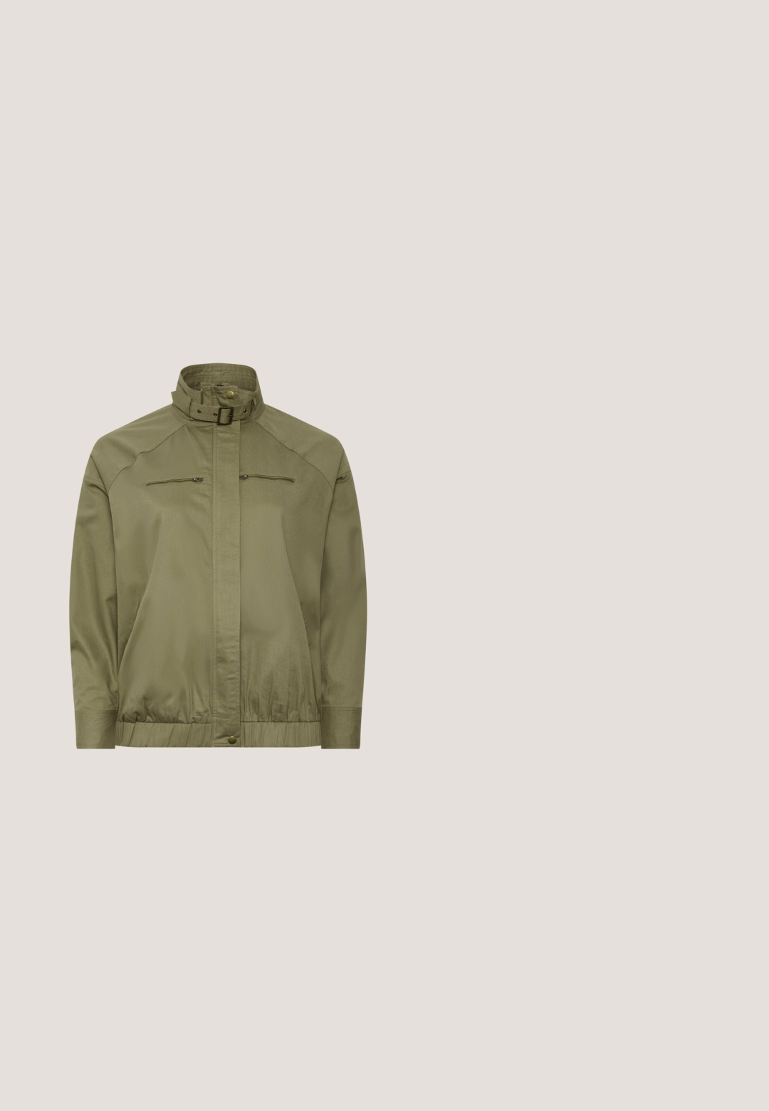 Olivgrüne Jacke mit hohem Kragen und Schnalle, vorderer Reißverschluss hinter einer Blende verborgen, zwei horizontale Brusttaschen mit Reißverschluss und elastischem Bund.; Braun- und weiß gemustertes Kurzarmoberteil mit Rundhalsausschnitt und seitlichen Schlitzen, aus einem strukturierten Stoff. Auffälliges Blumenmuster.; Olivgrüne, taillierte Hose aus weichem Stoff mit elastischem Bund und geraden Beinen, die über minimale Nähte und keine Taschen verfügt.; Sneaker mit niedrigem Schaft aus olivgrünem Wildleder mit cremefarbenen Lederakzenten, weißen Schnürsenkeln und strukturierter beiger Gummisohle, seitlich dargestellt.; Kleine rechteckige Handtasche aus grünem Wildleder mit verstellbarem Schulterriemen und abnehmbarem Handgelenksriemen, Reißverschlussverschluss und Metallbeschlägen.; Dünne Goldkette mit kleinem verstellbarem Verschluss und Verlängerungskette auf weißem Hintergrund.