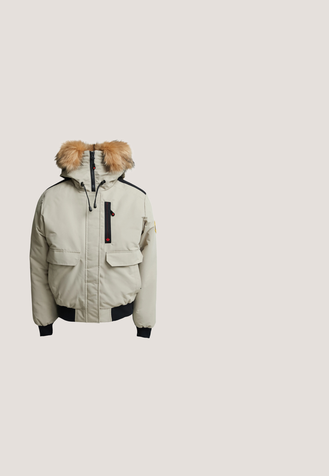 Chaqueta de invierno beige con capucha de piel marrón desmontable, detalles en negro, dos bolsillos frontales, un bolsillo en el pecho con cremallera y puños elásticos.; Top de cuello alto de manga larga en color blanco, hecho de material acanalado. Presenta un pequeño logo bordado en el centro. Diseño ajustado y sin patrones.; Pantalones vaqueros negros acampanados de denim. Presentan una cintura ajustada con cierre de botón, bolsillos frontales y un diseño de pierna acampanada. Textura suave.; Botín Chelsea de cuero negro con suela de goma gruesa, panel lateral elástico, tirador en el talón y tacón bajo tipo bloque.; Bolso de cuero negro texturizado con asas cortas y una correa de hombro desmontable. Presenta un logo plateado de "LACOSTE" en la parte frontal.; Pendientes de aro en oro y plata con un acabado metálico mixto, que presentan un diseño curvado y suave, y un cierre sin costuras.