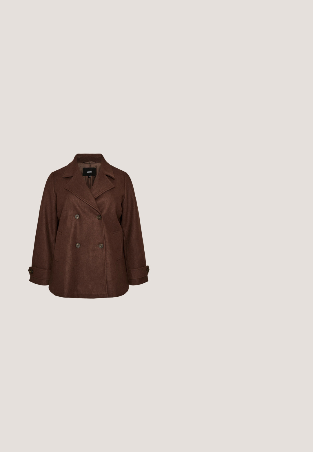 Manteau marron croisé avec de larges revers, quatre boutons sur le devant et poignets boutonnés, en tissu doux.; Kaffe Curve KCCIONY - Gilet - coffee bean melange; Haut en maille marron foncé à manches courtes avec une large bande horizontale blanche sur la poitrine et les manches, comportant deux fines lignes marron foncé à l'intérieur de la bande.; Pantalons marron, jusqu'aux genoux, en tissu tissé lisse, dotés d'une fermeture à bouton et de deux poches latérales pour plus de commodité.; Bottine en cuir bordeaux avec un bout pointu, une tige étroite et un talon de 5 cm, présentant une finition lisse et brillante ainsi que des coutures minimales.; Sac hobo en cuir noir avec poignée unique, texture douce et détails de couture minimaux, conçu pour être porté à l'épaule.