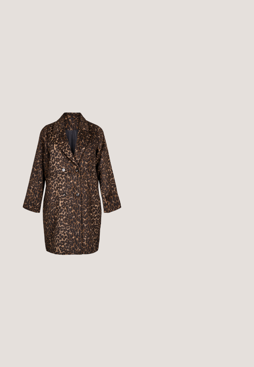 Leopardmønstret frakke med dobbeltradet design, bred krave og løs pasform. Lavet af blødt stof med to forknapper og store ærmer.; Sorte og beige leopardmønstret sweater med V-hals, puffede lange ærmer, ribbede manchetter og kant samt en afslappet pasform.; Leopardmønstret bukser med slim fit, knaplukning og syning i taljen samt let stræk for komfort.; Ankelstøvler med leopardprint i glat læder, med spidse tæer, høje hæle og en lynlås i siden for nem påklædning.; Håndtaske i leopardprint lavet af blødt stof med en rektangulær form. Har en enkelt justerbar læderrem og en lynlåslukning.; Halskæde i guldtone med store, glatte ovale perler, der er forbundet, og med justerbar kæde og lås på hvid baggrund.