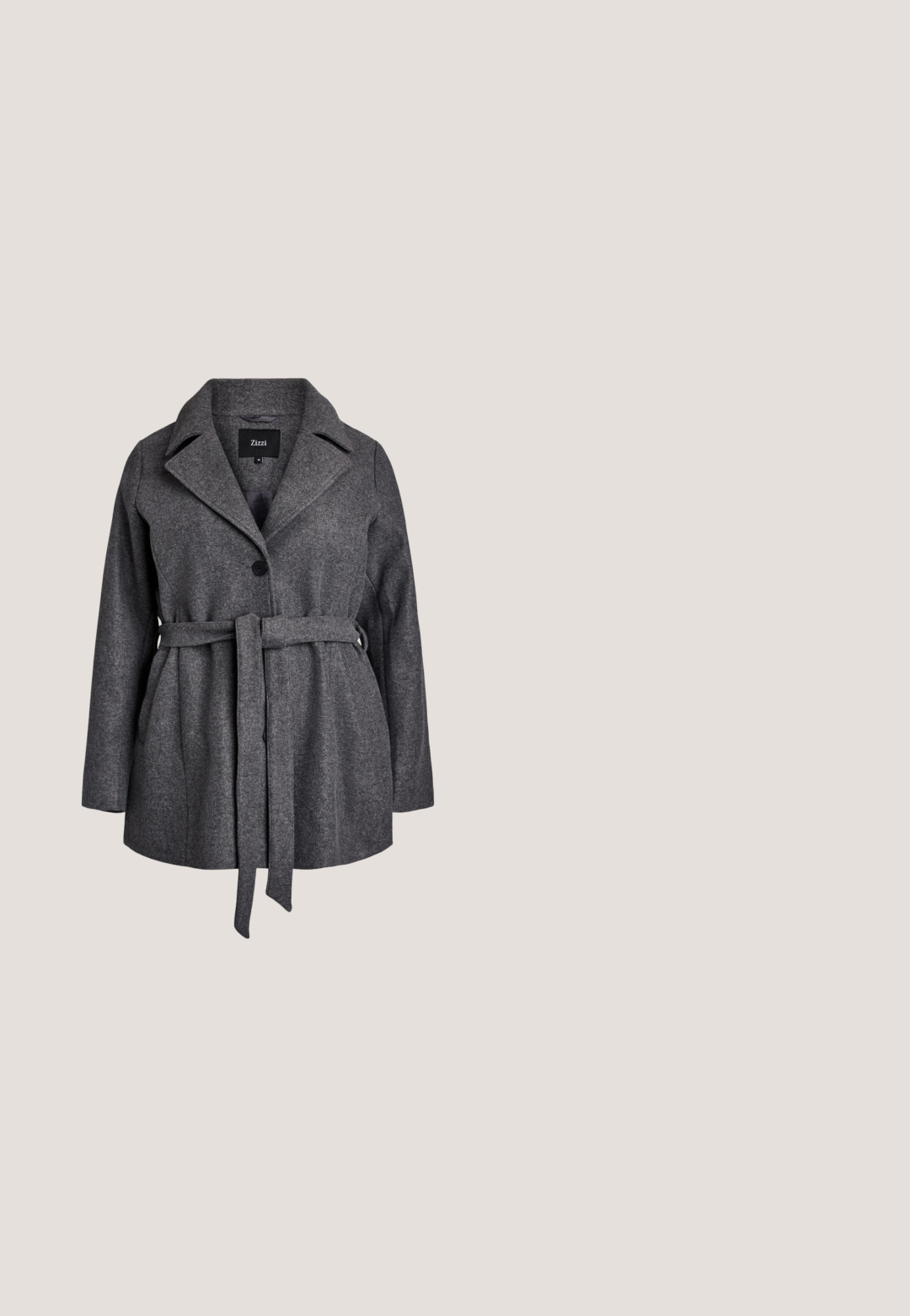 Grå uldblandet frakke med notch-krave, enkelt knaplukning og et stofbælte. Har sidelommer og en afslappet pasform.; Ulla Popken CHENILLE STEHKRAGEN LANGARM - Striktrøje - graphite gray; Sorte denimbukser med lige ben-design. Har fem lommer, metalknaplukninger og orange syninger som detaljer. Fremstillet af bomuld.; Sorte læder ankelstøvler med en kraftig sål og elastiske sider, parret med mørkeblå jeans. Gulvet er lysfarvet.; Sort læder håndtaske med en buet silhuet og et foret design. Inkluderer en matchende sort stofpung med lynlås.; Sølvkæde med en lille vedhæng formet som bogstavet "S" og en justerbar lås i enden.