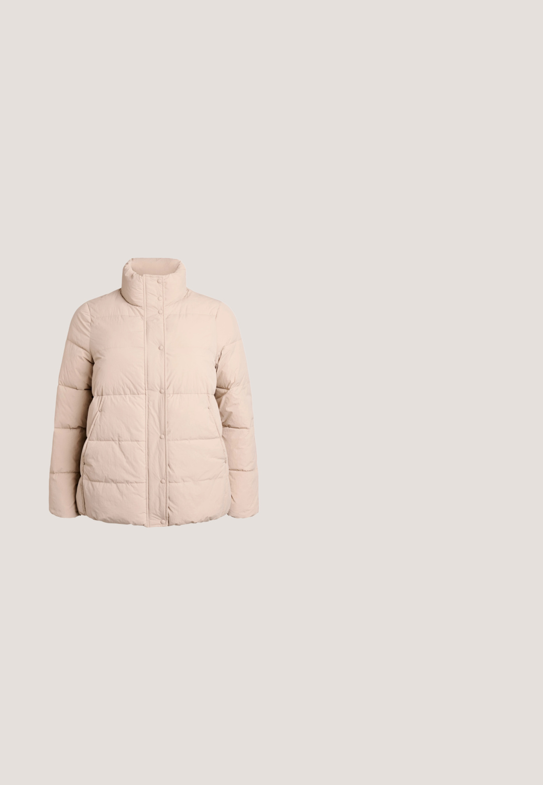 Puffjakke i lys beige med høj krave, trykknaplukning og quiltet design. Fremstillet af et blødt, let materiale.; Beige sweater med høj krave, lynlås lukning, ribbad tekstur og diamantmønster over fronten. Lange ærmer og afslappet pasform.; Zizzi Langærmet T-shirt - fossil; Sorte leggings med en glat tekstur, høj talje og en tætsiddende form. Har subtile sidelayout langs sømmen.; Beige og hvide atletiske sneakers med mesh-paneler, tykk polstret sål, løftestropper på tungen og hælen samt et stiliseret logo på siden.; Beige teddy stof tote bag med to korte håndtag, blødt tekstur og en struktureret form. Ingen synligt hardware eller yderligere detaljer.