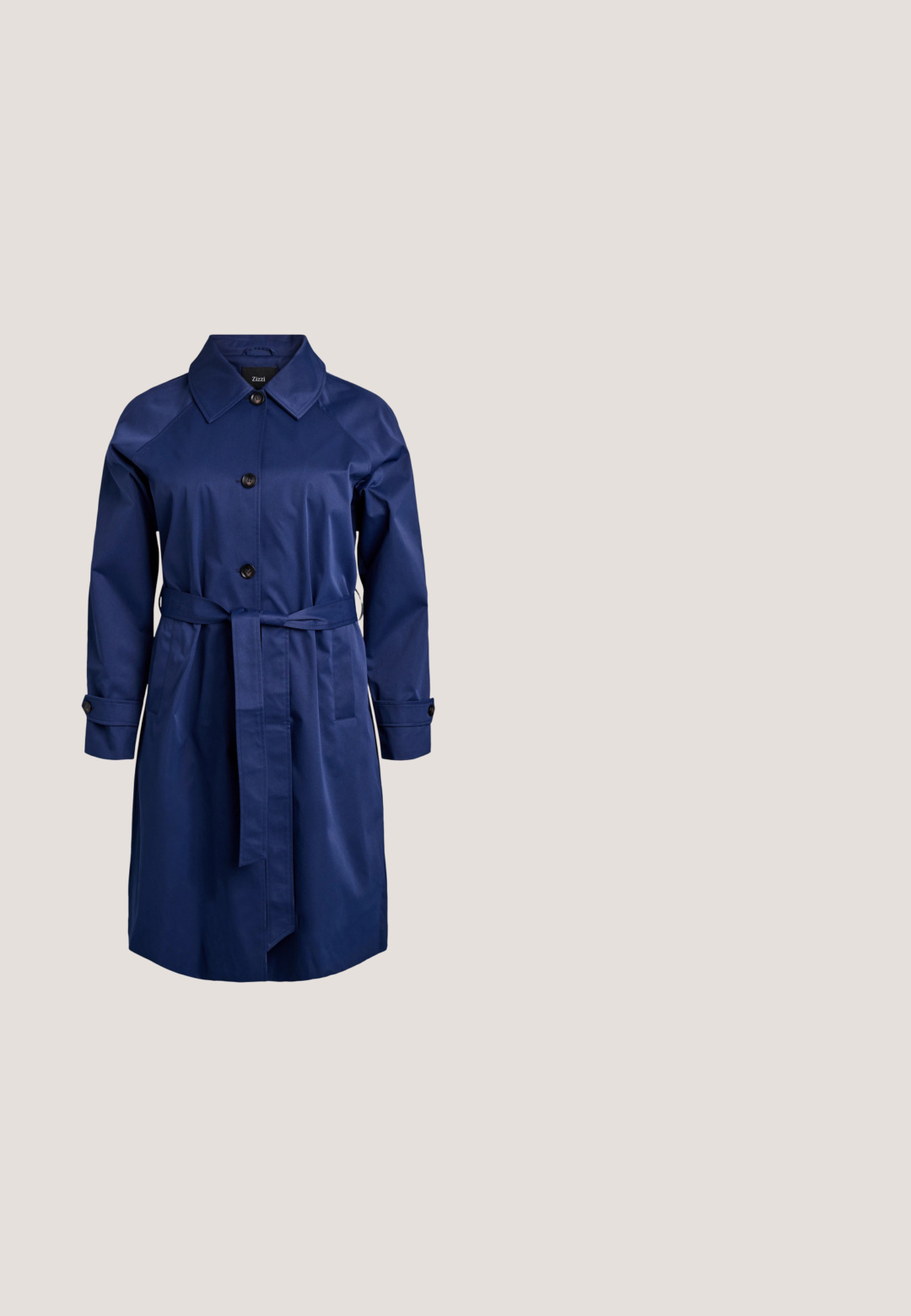 Marineblauwe trenchcoat met kraag, knoopsluiting en tailleceintuur. Heeft lange mouwen met knoopmanchetten en twee zijzakken. Soepel stof.; Lichtblauw, kort mouwen button-up shirt met een kraag, enkele borstzak en oprolbare mouwen. Gemaakt van een gestructureerde stof.; Navyblauwe shorts van lichtgewicht stof hebben gestikte details en dubbele metalen knopen op de taille, met zijzakken.; Donkerblauwe lage denim sneaker met bruin lederen biezen en veters, dikke witte zool en klein metalen logo opzij.; Gevlochten strohandtas met bruin leren klep en handvat, gouden sluiting, verstelbare riem en drie kleurrijke pompon sleutelhangers bevestigd.; Zilveren armband met een gestructureerd ontwerp met twee bloemaccenten, verstelbare sluiting en een gladde afwerking. Elegant en minimalistisch uiterlijk.