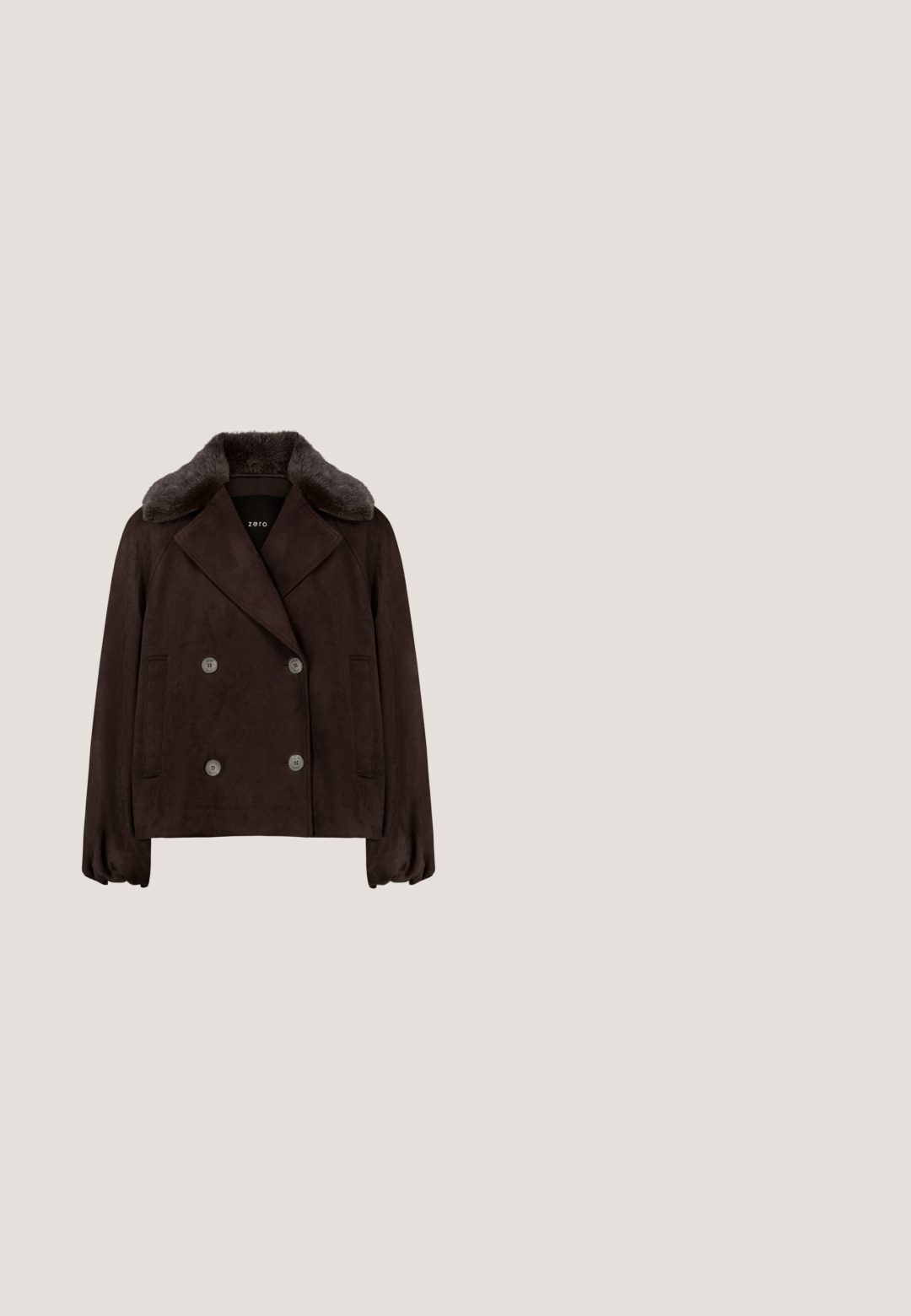 Dunkelbraune zweireihige Jacke mit breitem, weichem Pelzkragen und zwei seitlichen Taschen.; Brauner Strickpullover mit Rollkragen und strukturiertem Muster, langärmlig und mit einem gerippten Saum. Weiches, warmes Material.; Braune weit geschnittene Cordhosen mit hoher Taille, versehen mit einem goldenen Knopf und einem dekorativen Ringdetail. Texturiert, weicher Stoff mit vertikalen Streifen.; Brauner gepolsterter Winterstiefel mit dicker Sohle, Schnürung vorne und dekorativem Strassdetail am Knöchel.; Braune und cremefarbene strukturierte Handtasche mit oberen Griffen, goldenem Markenlogo LIU JO und hängender geflochtener Quaste mit goldenem Anhänger und Ring.; Glatter, polierter Goldring mit einer breiten, leicht abgerundeten quadratischen Form und glänzender Oberfläche, abgebildet vor weißem Hintergrund.