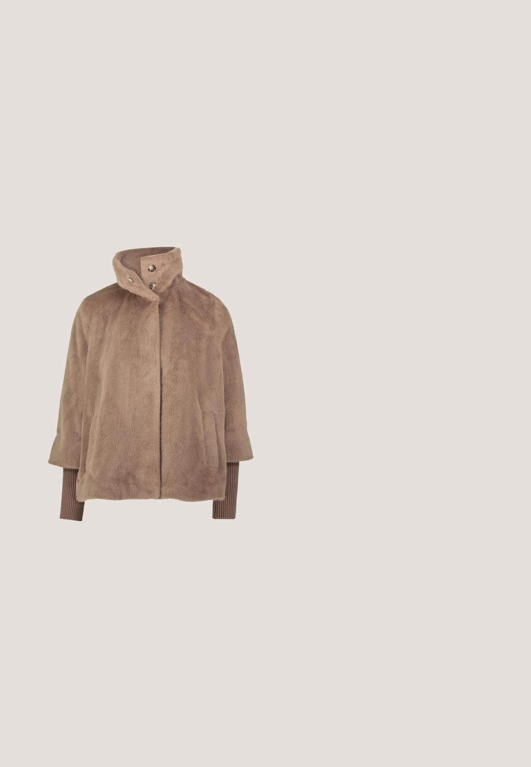 Veste en fausse fourrure beige clair, avec un col haut, une fermeture à boutons, des épaules tombantes et des accents en tricot côtelé sur les manches.; Pull beige à col zippé. Présente de grandes fleurs blanches avec des cœurs foncés sur tout le tissu, ainsi que des poignets et un ourlet côtelés. Texture douce.; Top à col roulé blanc à manches longues avec une texture côtelée et un détail en dentelle au bout des manches. Fabriqué dans un matériau extensible.; Pantalon taille haute gris clair à jambes larges en tissu texturé, sans poches ni fermetures visibles.; Bottine en daim marron avec une couture décorative crème le long du bord supérieur et un détail de logo métallique sur le côté extérieur. Semelle plate.; Petit sac à main beige avec extérieur en fourrure douce et texturée et poignées courtes et arrondies en fourrure, sur fond blanc.