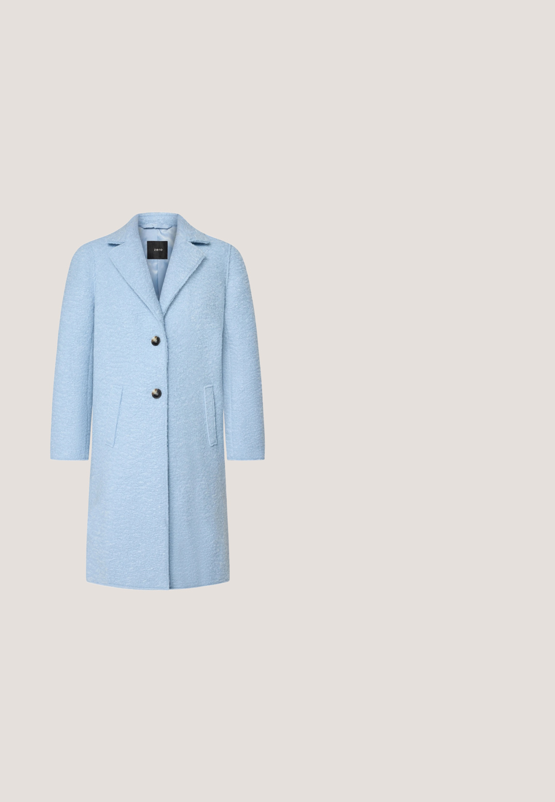 Manteau bleu clair en mélange de laine avec une surface texturée, col à revers, deux poches avant et deux boutons noirs pour la fermeture.; Pull côtelé bleu clair avec un col montant, des manches longues et un motif texturé diagonal sur le tissu.; Chemise bleu clair à manches longues avec col pointu et poche poitrine unique, présentée sur un fond blanc.; Pantalon droit bleu clair avec une taille élastique, présenté sur un fond blanc.; Baskets blanches à profil bas avec des accents bleu clair, fermeture à lacets et doublure intérieure beige douce, vues de côté sur un fond blanc.; Sac à épaule Lancaster Paris en cuir bleu texturé avec fermeture éclair dorée et bandoulière ajustable.
