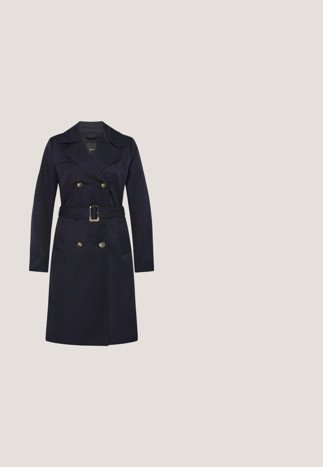 Mørkeblå trenchcoat med dobbeltradede knapper, brede læg, lange ærmer og et matchende bælte med en rektangulær spænde.; Mørkeblå bluse med et lille hvidt blomsterprint, rund halsudskæring og trekvartlange ærmer. Blødt stof, let buet sømkant.; Sort knælængde pencilskørt med lige pasform og lynlås i siden.; Sorte sneakers med overdel i struktureret læder, hvid gummisål og gyldne metal accenter. Har snørebånd og lynlås lukning.; Sort faux læder crossover taske med lynlås, gyldne hardware detaljer og en frontlomme med brandnavnet "EXPATRIÉ."; Guldøreringe med en række af sorte facetterede sten, sikret med prong og med en struktureret overflade. Diameteren har subtile kurver.