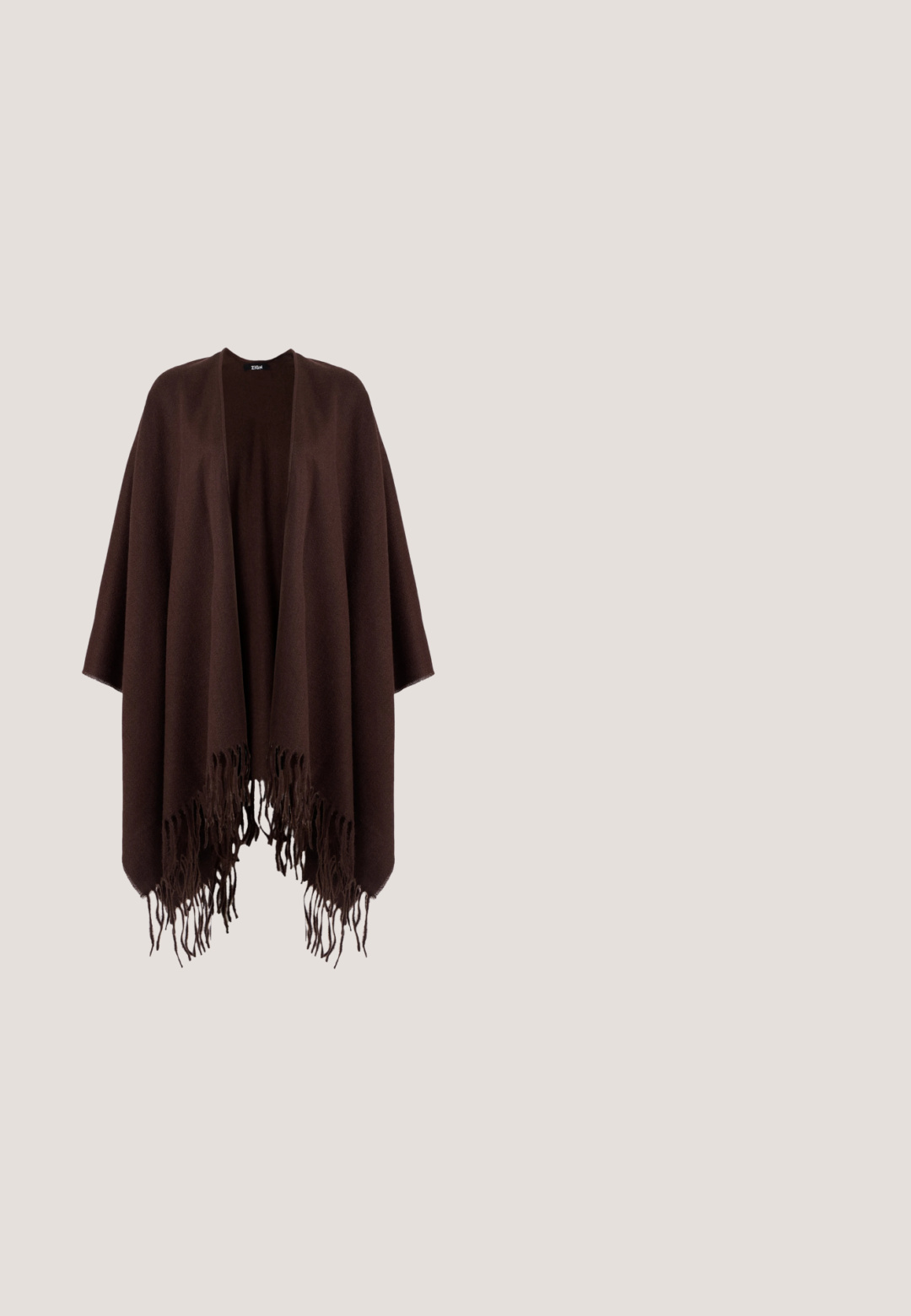 Bruine poncho met franjes, gemaakt van zachte stof, met een gedrapeerd ontwerp, open zijkanten en een ronde hals.; Donkerbruin, nauwsluitend tanktop zonder mouwen met ronde hals, afgebeeld tegen een effen lichte achtergrond.; Bruine flared pants van een zachte, suede-achtige stof. Beschikt over vier zakken, een knoopsluiting en een gladde, gestructureerde oppervlakte.; Donkerbruine leren laars tot halverwege het kuit met een ronde neus en blokhak, met subtiele slijtageplekken op de neus en hak.; Bruine suède totebag met donkerleren handvatten en een klein leren labeltje bevestigd, tegen een effen lichte achtergrond.; Delicate gouden ketting met barnsteen in het midden, klein gouden bedeltje naast de steen en hangende gouden druppelvormige hanger op witte achtergrond.