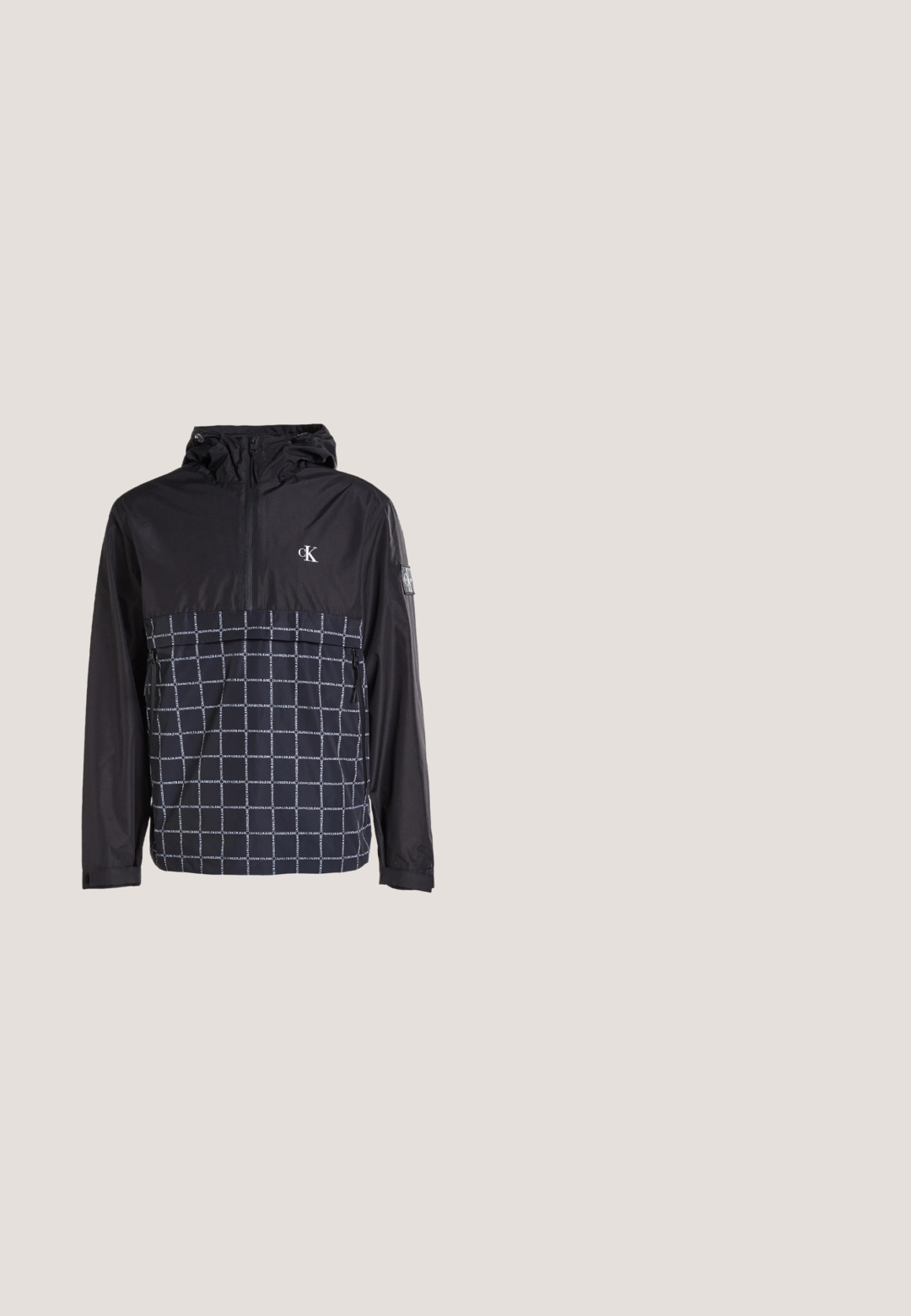 Calvin Klein Jeans TECHNICAL POP OVER - Cortaviento - ck black; Sudadera negra de manga larga con cuello redondo, puños y bajo acanalados, pequeño detalle cosido en el escote y una parche en la manga izquierda.; Pantalones deportivos negros hechos de tela suave, con una cintura elástica, puños en los tobillos y un detalle de logo impreso en el costado.; Zapatilla negra de Calvin Klein con cordones flotando sobre un suelo gris pulido, con ventanas de bloques de vidrio al fondo.; Bolso bandolera negro con un patrón a cuadros, hecho de tela texturizada. Cuenta con un bolsillo frontal y un detalle de logo. Correa ajustable incluida.; Pulsera de cadena metálica en plata con un centro rectangular plano y pulido grabado con "Calvin Klein". Presenta un diseño de cadena entrelazada texturizada.