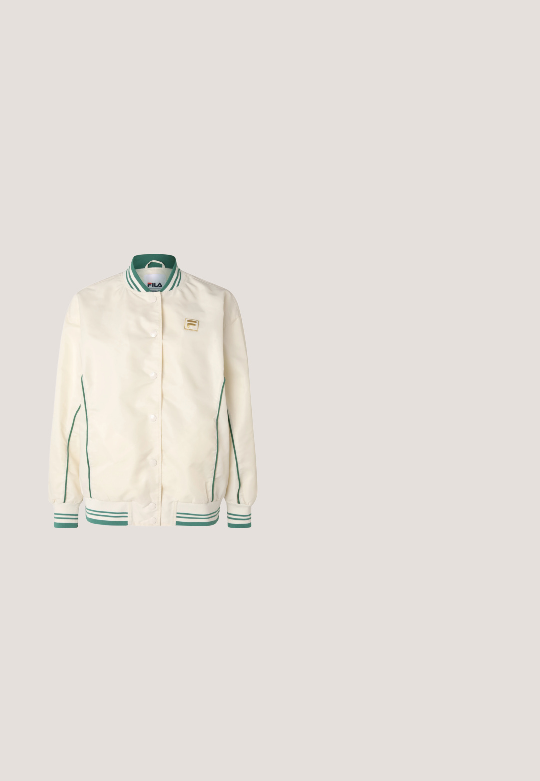 Chaqueta de color crema con acentos verdes y puños a rayas. Presenta un cierre de botones a presión y un pequeño logo en el lado izquierdo del pecho. Textura suave.; Polo de color azul marino con mangas cortas, patrón texturizado, tapeta de tres botones, bolsillo en el pecho izquierdo y un pequeño acento decorativo de insecto.; Pantalones de pierna ancha negros con una tela texturizada, cintura elástica y detalle del logo de PUMA. Diseño simple con un ajuste casual.; Zapatilla negra Puma de perfil bajo con cierre de cordones, parte superior de ante y suela de goma texturizada, mostrada de lado sobre fondo blanco.; Pequeño bolso verde de Puma con ribete blanco, dos asas, correa de hombro desmontable y logo frontal con el texto "MACHT'S MIT QUALITÄT."; Collar de oro con un colgante en forma de nudo retorcido, que presenta una delicada cadena y cierre con longitud ajustable. Textura suave y brillante.