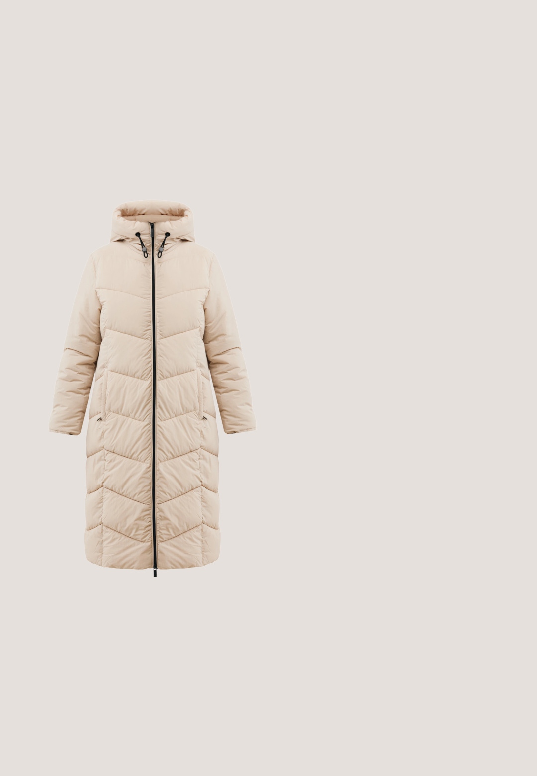 Manteau d'hiver long beige rembourré avec capuche, fermeture éclair noire sur le devant, poches latérales et motif de surpiqûres en chevron.; Pull à col en V beige en tricot doux, avec ourlet et poignets côtelés. Il présente une coupe décontractée et des coutures d'épaule tombantes pour plus de confort et de facilité.; Pantalon beige à jambes larges, taille élastique et détails de coutures verticales, présenté à plat sur un fond blanc.; Baskets en mesh beige avec semelle blanche épaisse, accents dorés, lacets à l'avant, languette à l'arrière et détails subtils du logo en motif sur le côté.; Sac à main matelassé beige avec double bandoulière et serrure, clé et breloques en forme de cœur dorées suspendues sur le côté avant droit.; Bracelet ton or et boucles d'oreilles assorties avec des formes de cœur, des accents en cristal, et la marque "GUESS" estampillée sur des surfaces polies.