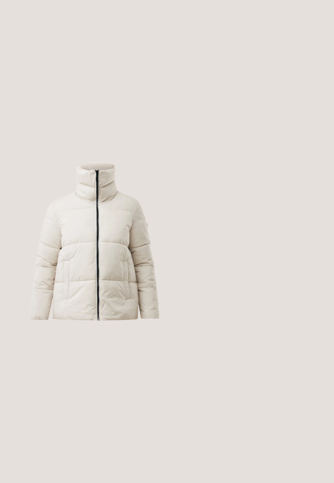 Cremefarbene Puffjacke mit hohem Kragen, voller schwarzer Frontreißverschluss und Seitentaschen, auf einem weißen Hintergrund dargestellt.; Hellbeige, kurz geschnittenes Sweatshirt aus weichem Material. Mit Rundhalsausschnitt und langen, leicht gepufften Ärmeln mit gerippten Bündchen.; Beige Baumwollhosen mit elastischem Bund und Kordelzug. Weites Beindesign mit glatter Textur und ohne sichtbare Muster oder Akzente.; Beige Wildleder-Stiefeletten mit einem plüschigen, cremefarbenen Pelzkragen. Flache Sohle mit strukturierter Oberfläche, kombiniert mit dunkelblauen weiten Jeans.; Kleine beige gepolsterte Handtasche mit Reißverschluss und verstellbarem kariertem Riemen mit schwarzen Details.; Goldkette mit verstellbarem Verschluss und einem glatten, herzförmigen Anhänger, der in der Mitte hängt.