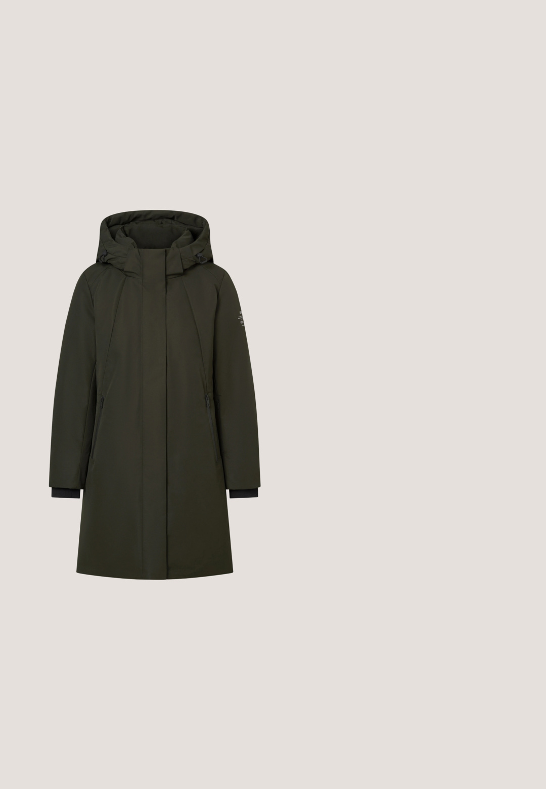 Manteau isolant vert foncé avec un col haut et une capuche, doté de poches latérales zippées et de poignets noirs contrastants. Texture lisse, coupe longueur genou.; Sweat-shirt gris en mélange de coton doux, avec un col rond, des manches longues et un logo discret sur la poitrine. Texture lisse et coupe décontractée.; Pantalons larges noirs en tissu texturé, avec une taille élastique et une ceinture à nouer amovible à la taille pour un ajustement variable.; Bottes en cuir noires montantes avec un bout arrondi et un petit talon carré. Détail de laçage ajustable à l'arrière. Texture lisse, design minimal.; Sac bandoulière en cuir noir lisse avec une large sangle unique et un design décontracté et minimaliste sur un fond uni.; Boucles d'oreilles en métal argenté avec un design tourbillonnant, présentant des surfaces lisses et une finition polie, maintenues par un fermoir en papillon.