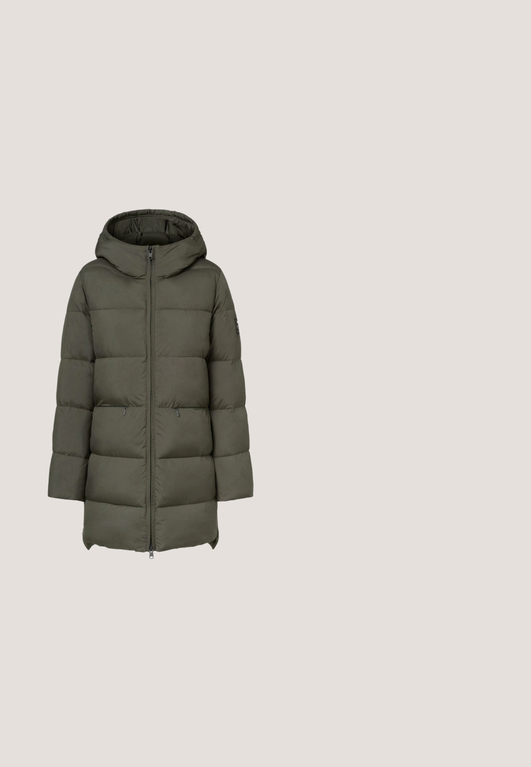 Hættejakke i olivengrønne farver med lynlås fortil, quiltet tekstur og sidelommer. Den har en knælængde design og brede ærmer.; Teal fleece-pullover med høj krave, der har en fire-knaps placket, en lynlåslomme på brystet og lysegrønne accenter langs kraven.; Oliven grøn trøje med rund hals, struktureret frontpanel, glat ryg, ribbede ærmer og kant samt en tætsiddende silhuet.; TheJoggConcept JCFIA - Cargobukser - rifle green; Vandre støvle med højt skaft i olivengrøn med tyk brun gummisål, mesh-polstret krave, metaløjer og rød accent snøreløkke.; Canvas rygsæk i lys olivengrøn med rullelukning, frontlomme og en mørkere grøn bund. Har et sølvlogo på siden.