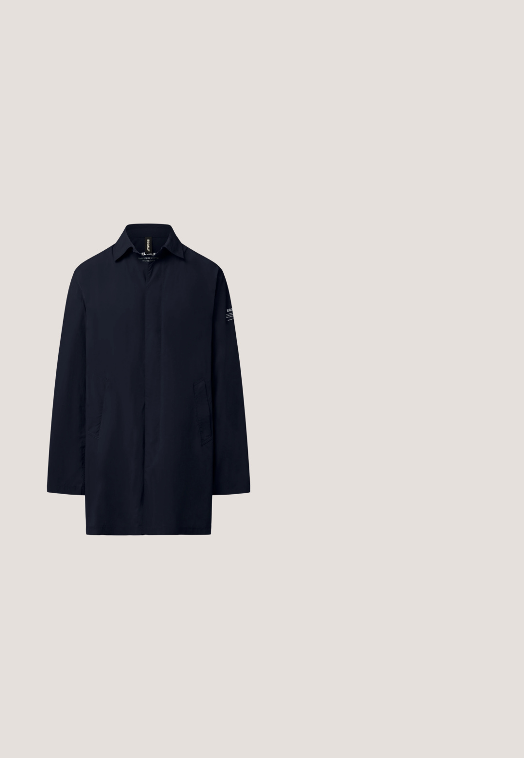 Dunkel marineblaue langärmelige, ungeknöpfte Jacke mit Kragen, zwei Fronttaschen und kleinem Logotext am rechten Ärmel.; Marineblaues Polohemd mit kurzen Ärmeln, Kragen und Knopfleiste mit drei Knöpfen, verziert mit dezentem Logostick auf der Brust.; Schwarze, weit geschnittene Hose mit elastischem Bund und Kordelzug, entworfen für eine entspannte Passform und lässige Trageweise.; Weiße Lederschuhe mit runder Zehenpartie, genähten Details und einer leichten weißen Sohle. Verfügt über zwei Ösen für die Schnürsenkel.; Marineblaue rechteckige Reisetasche mit zwei kurzen Griffen und einem verstellbaren Schulterriemen, vor weißem Hintergrund.; Silberne Halskette mit länglichen ovalen Gliedern und einem Karabinerverschluss vor weißem Hintergrund.