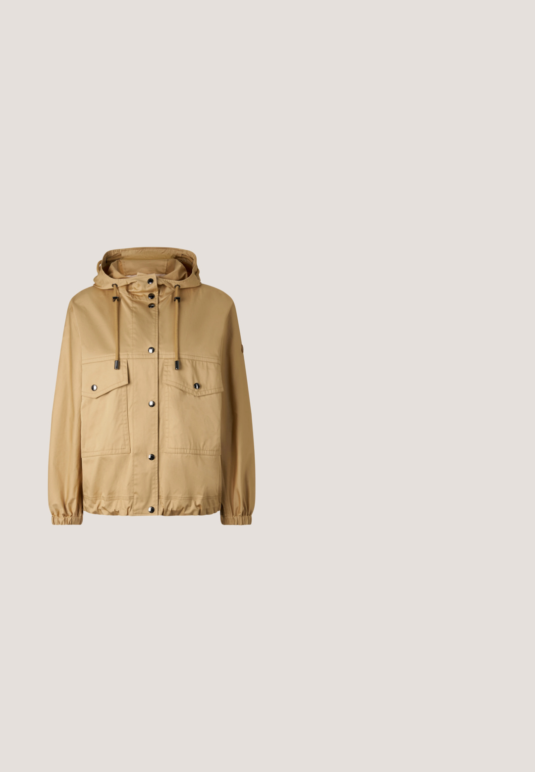 Veste beige à capuche avec boutons-pression à l'avant, deux poches poitrine à rabat, capuche réglable par cordon et poignets et ourlet élastiqués.; Haut bleu marine à manches courtes avec un col rond, présentant des manches bouffantes et une coupe décontractée. Tissu doux avec une texture lisse.; Pantalon beige à jambes larges avec détail de pli à l'avant et taille haute, équipé d'une fermeture éclair dissimulée à l'arrière.; Baskets athlétiques blanches et beige avec fermeture à lacets, semelle texturée et détails de conception superposés sur un fond neutre.; Sac bandoulière beige avec un fond en cuir lisse et un rabat en suède texturé. Quincaillerie dorée et sangle ajustable avec plusieurs trous.; Collier chaîne en or avec pendentif rond représentant un loup hurlant à une lune en croissant et une petite étoile sur fond blanc.
