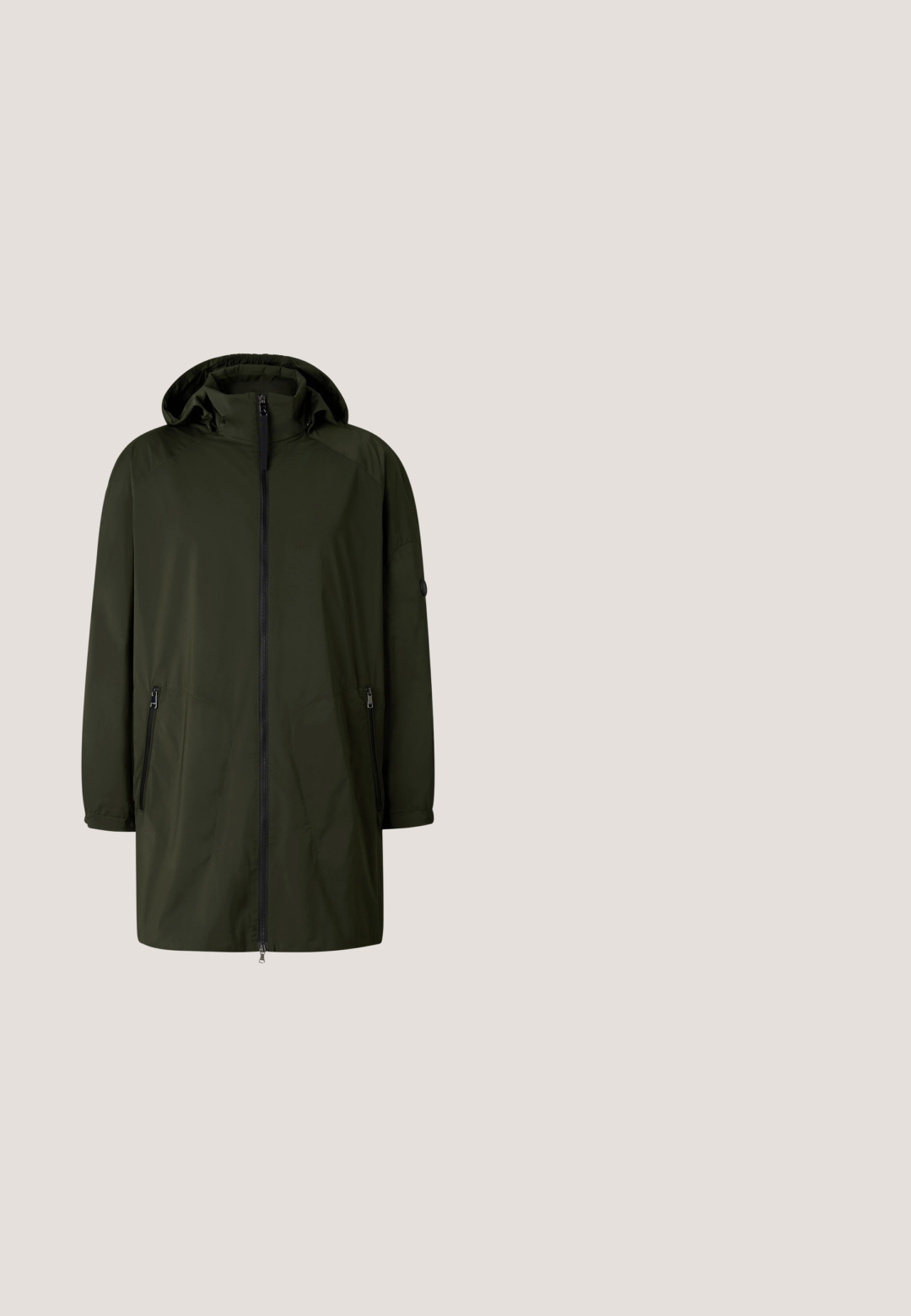 Donkergroene lange jas met capuchon, rits aan de voorkant en ritssluitingen in de zijzakken, ontworpen voor koud of regenachtig weer.; Fleece pullover in olijfgroen en marineblauw, met een hoge kraag, halve rits en een borstzak. Gestructureerde stof en elastische manchetten.; Zwarte pullover met een hoge kraag, halve rits aan de voorkant en lange mouwen. Gemaakt van lichte, textuurstof met een minimalistisch ontwerp.; Rode waterdichte skikostuum met een capuchon, voorzien van zwarte ritsen en accenten, meerdere zakken en een textuurstof voor isolatie.; Zwart en donkerpaarse atletische instapschoen met dikke profielzool en snelvetersluiting, zijmerktekst en dempingsdetail.; Zwarte zonnebril met een rechthoekige vorm en blauwe reflecterende lenzen. Het frame heeft gestructureerde accenten en stevige armen.