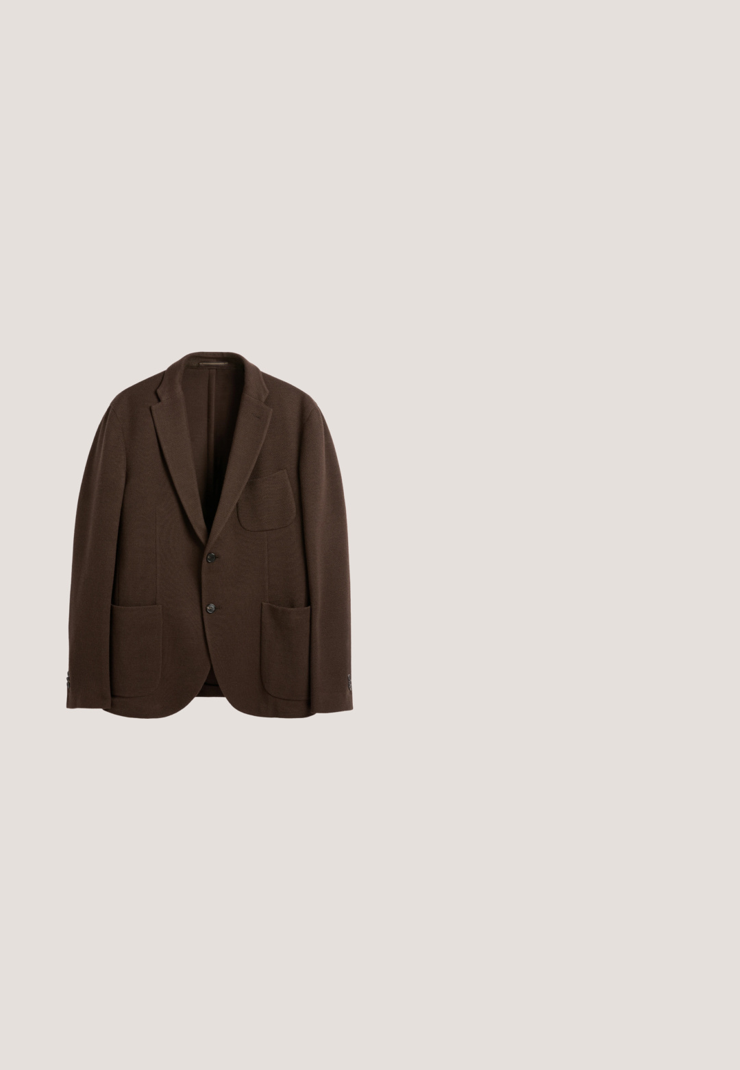 Brauner einreihiger Blazer mit zwei Knöpfen, Stegkragen und drei aufgesetzten Taschen, dargestellt auf weißem Hintergrund.; Langärmliges, hellbeiges Leinenhemd mit Button-Down-Kragen und Knopfleiste vorne auf weißem Hintergrund.; Herren beige gerade geschnittene Hose mit vorderen Falten, Seitentaschen, Gürtelschlaufen und einem Knopf mit Reißverschluss.; Braune Wildlederschuhe mit glatter Oberfläche, runder Zehenform und minimalistischem Design. Verfügt über eine hellfarbene Gummisohle und kontrastierende Schnürdetails.; Grüne Stoff-Umhängetasche mit braunen Lederakzenten, einer Vorderklappe, verstellbarem Schultergurt und Reißverschlussverschluss an der Oberseite. Ausgestattet mit goldenen Beschlägen.; Brauner Ledergürtel aufgerollt mit einer rechteckigen Messingschnalle und einer abgesteppten Gürtelschlaufe auf weißem Hintergrund.