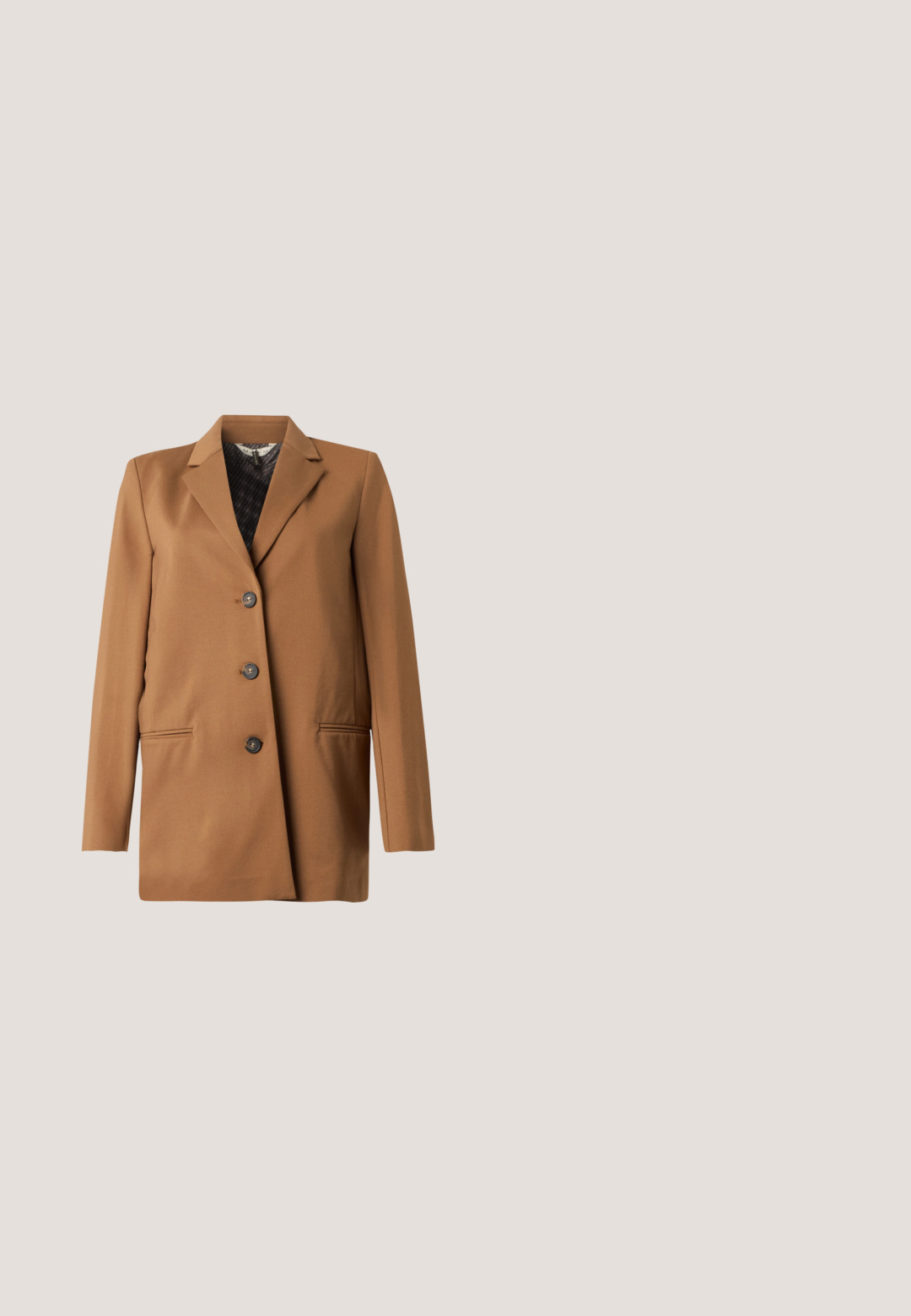 Brun enkeltradet blazer med tre sorte knapper, notchede revers og to forlommer mod en ensfarvet lys baggrund.; Lys beige ærmeløs top lavet af blødt materiale, med rund hals, rene linjer og en let løs pasform. Minimalistisk design.; Beige bukser med lige ben, bæltestropper, forreste presning og skjult forlukning foran, vist mod en ensfarvet lys baggrund.; Brun læderslingback med høj hæl og spids tå, med krydsede remme og en tekstureret træhæl. Guldaccent på remmen.; Olivengrøn Michael Kors-håndtaske med guldkæde skulderrem, buet top og lille gyldent logo foran, vist mod hvid baggrund.; Keramiske andeformede ørestikker med hvide kroppe, orange næb og guldfarvet metal, med hævede vinger og detaljerede teksturer.