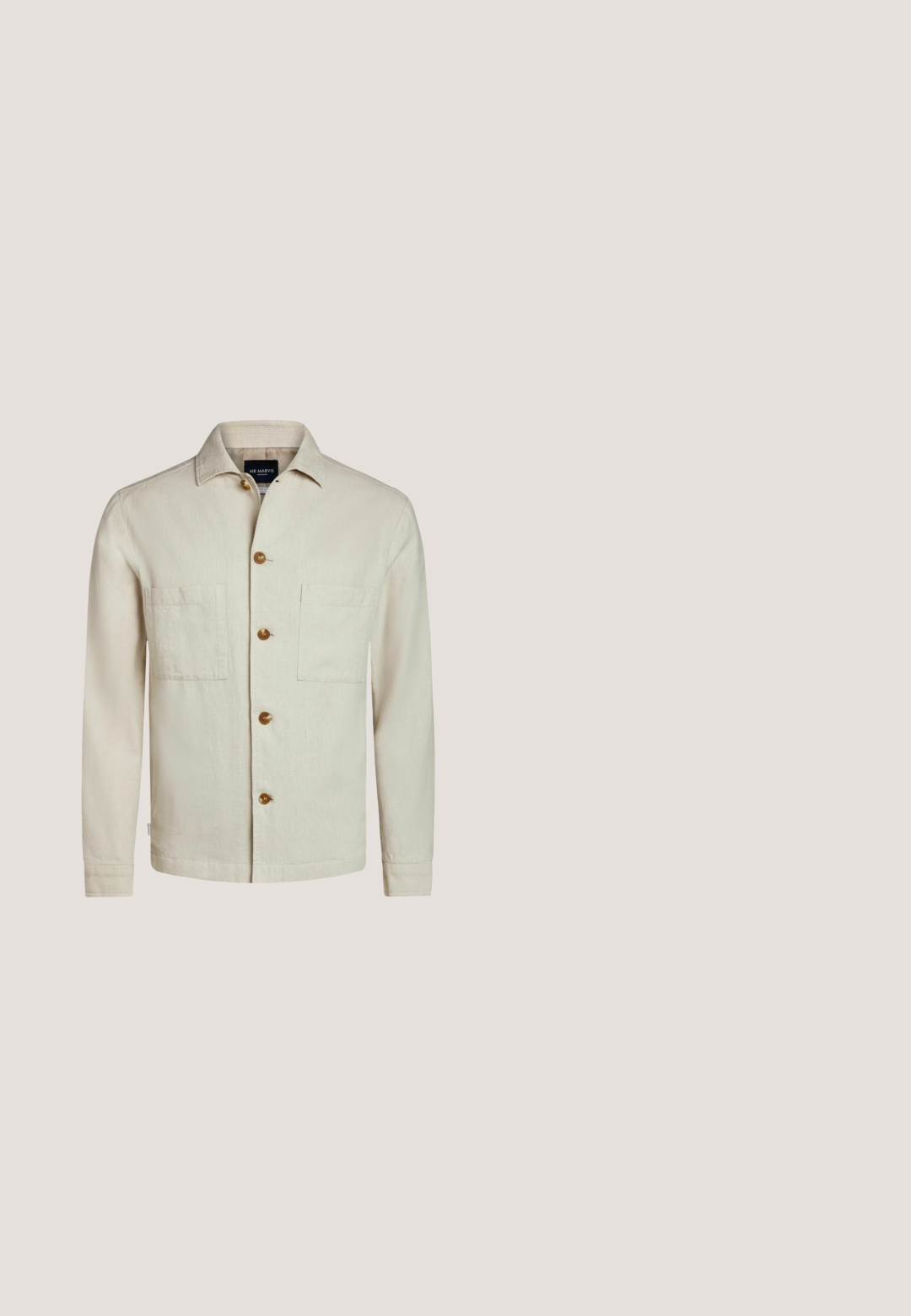 Beige jas gemaakt van textuurstof, met een kraaghalslijn, een met knopen sluiting aan de voorkant en twee borstzakken. Eenvoudig ontwerp met minimale accenten.; Korte mouwen shirt van lichtbeige katoen; heeft donkerblauwe zijsstripes, een voorzak en een bedrukte logo op de zak.; Beige linnen korte broek met knoop- en koordsluiting, plooien aan de voorkant, zijzakken en riemlussen.; Bruine leren flip-flops met een gestructureerde band, een gevoerde voetbed en een zwarte rubberen zool. Zijkant van het ontwerp benadrukt de slanke stijl.; Gouden metalen aviator-zonnebril met bruin getinte glazen en zwarte met plastic bedekte pootjes op een witte achtergrond.; Canvas draagtasje in off-white, voorzien van korte handvatten en de geprinte tekst "LES DEUX" in vetgedrukte zwarte letters. Duurzaam, eenvoudig ontwerp.
