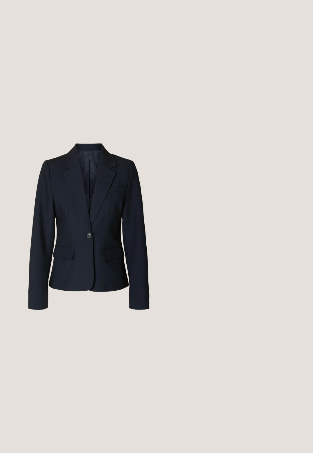 Blazer negro de un solo botón con solapas con muesca, dos bolsillos delanteros con solapa y un bolsillo en el pecho sobre un top beige.; Chaleco de punto sin mangas color crema con patrón de ochos y cuello en V.; Camisa blanca de manga larga con botones, con rayas verticales negras y un cuello clásico, presentada sobre un fondo liso.; Falda plisada de un azul marino con una cinturilla ancha, hecha de una tela suave. Presenta pliegues verticales que aportan textura y movimiento fluido.; Mocasín de cuero marrón oscuro con borlas, tacón bajo y suela cosida, mostrado de lado sobre un fondo neutro.; Bolso de mano de cuero marrón con textura, herrajes dorados, asas superiores, correa de hombro desmontable y un cierre seguro con broche en la parte delantera.