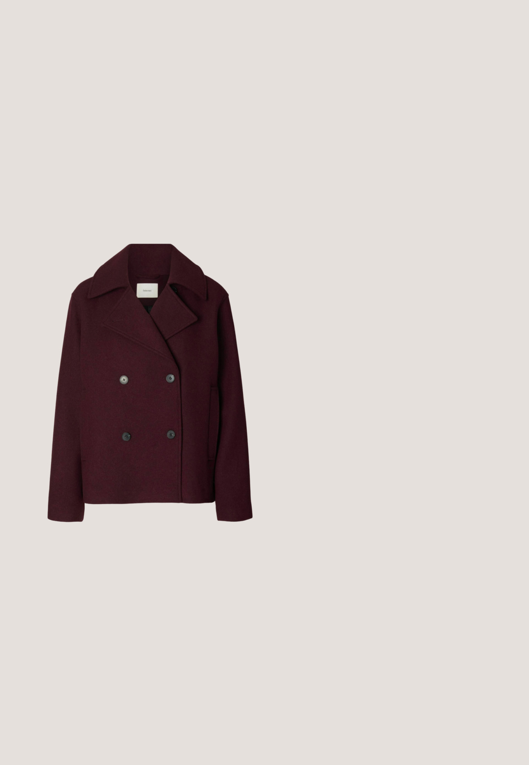 Mørk bordeaux dobbeltradet uldfrakke med brede revers og fire sorte knapper, med sidelommer og en lige kant.; Mørkerød kabelstrikket sweater med lange ærmer og en bred rund halsudskæring, vist på en ren hvid baggrund.; Mørk bordeaux vidde bukser med bæltestropper og knaplukning foran, vist på en hvid baggrund.; Burgundy læder ankelstøvle med spids tå, slankt design og en mellemstor blokhæl. Glat tekstur og minimal sømdetaljering.; Blank mørkerød konvolut-style clutch taske med guldkant langs klappens kant på en ensfarvet lys baggrund.; Hængende øreringe med mørklilla runde, teksturerede ovale, gyldne og uregelmæssige mørkebrune stenlignende perler stablet lodret.