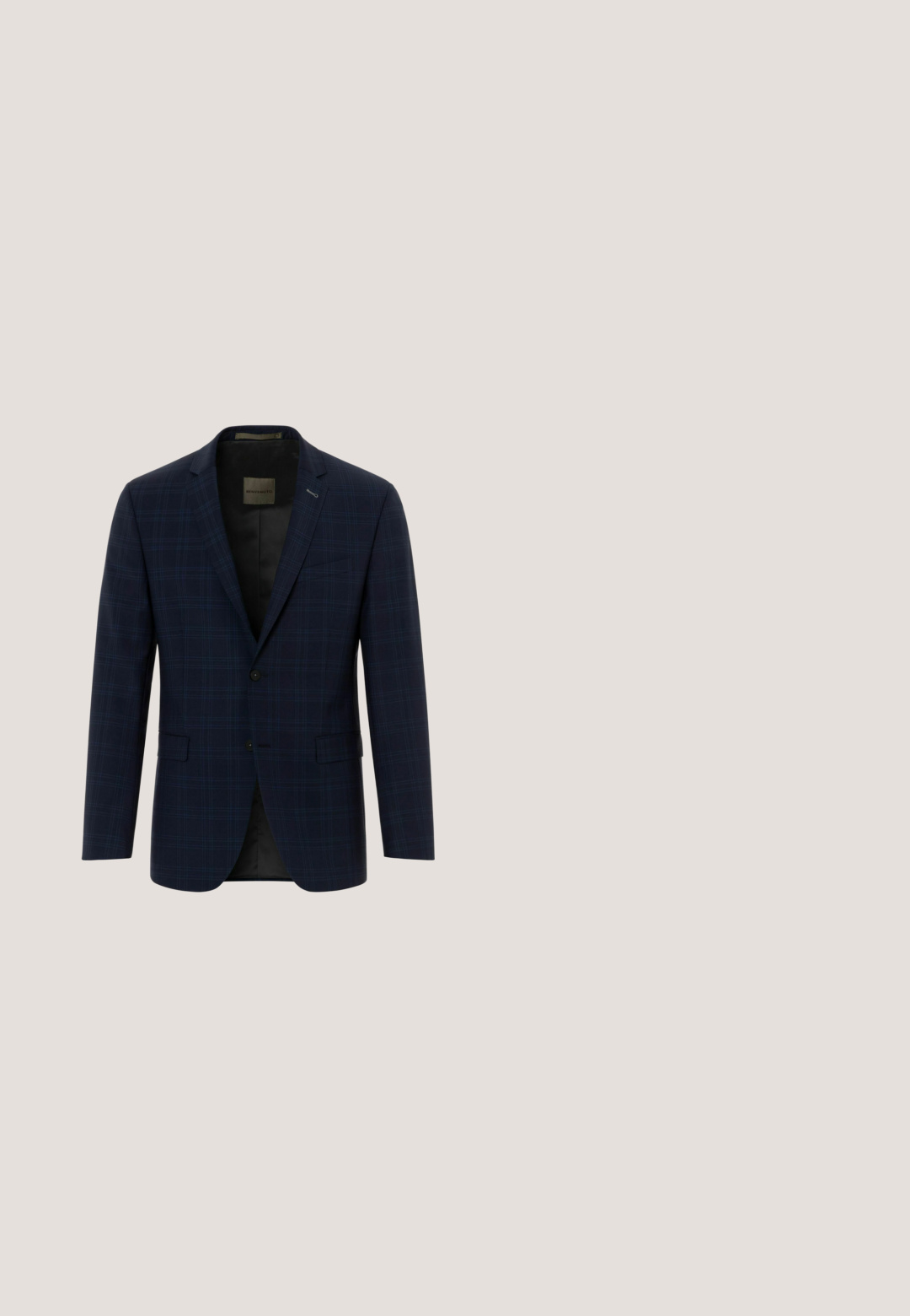 Marineblå herreblazer med subtilt ternet mønster, to knapper, notch revers og forlommer med klap, vist mod hvid baggrund.; Herreskjorte med lange ærmer, lyseblå og hvide striber, knaplukning foran, klassisk krave, bomuldsstof, glat tekstur, buet kant.; Marineblå bukser lavet af et glat stof, med en lige pasform, to forlommer, lynlås foran og lukning med en enkelt knap.; Blå lædersko med en glat tå, strukturerede grå sidepaneler og brune accenter på sålen. Inkluderer fem øjer til snørebånd.; Marineblåt slips med diagonale hvide og lyseblå striber lagt fladt på en hvid baggrund.; Marineblå stofbælte med en metalspænde, der har "LACOSTE" logoet. Inkluderer et grøn broderet krokodillemotiv. Tekstureret overflade.