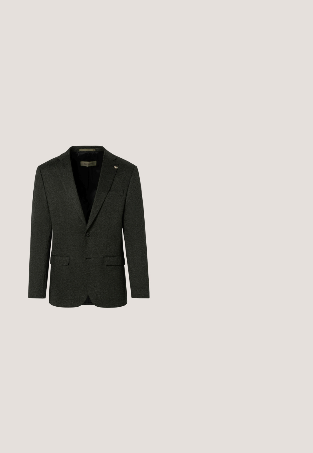 Blazer homme gris foncé à un bouton, avec revers à crans, deux poches à rabat devant et une poche poitrine, doublure intérieure visible.; Chemise à manches longues gris clair avec col pointu et motif texturé subtil, présentée sur un fond blanc uni.; Pantalon en tissu gris à coupe slim, doté d'une fermeture à un bouton, de passants pour ceinture et d'ourlets retroussés. Texture lisse avec des détails de couture subtils.; Chaussure habillée en cuir noir avec des détails de brogue en forme d'aile, bout arrondi, design à lacets et semelle en caoutchouc plate. Texture lisse avec un éclat subtil.; Sac bandoulière en cuir noir texturé avec une sangle en tissu réglable et un logo Tommy Hilfiger avec un petit détail de drapeau rouge, blanc et bleu.; Ceinture en cuir tressé noir avec boucle en métal présentant un petit logo rectangulaire rouge, blanc et bleu près de la fermeture.