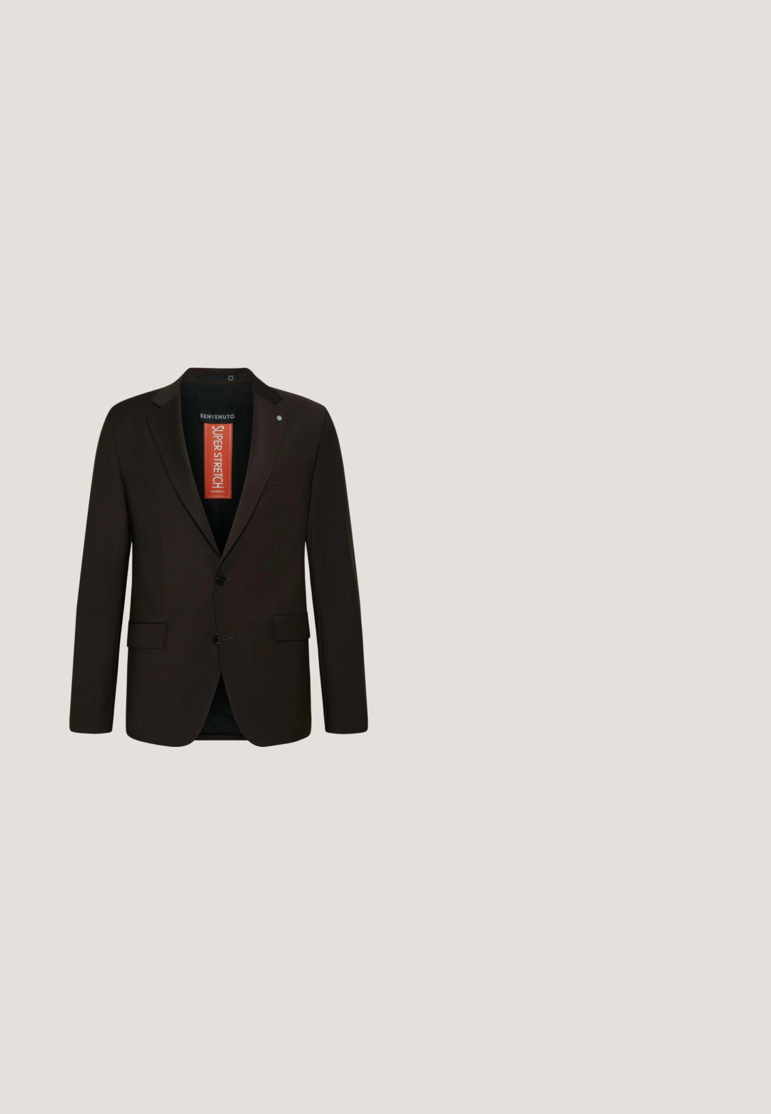 Donkerbruine herenblazer met twee knopen, notch-revers, voorflapzakken en een rood binnenlabel met de tekst "Super Stretch."; Donkerbruine herenoverhemd met lange mouwen, een subtiel ruitpatroon, knopen aan de voorkant en een klassieke kraag, plat gelegd op een witte achtergrond.; Bruine broek van een gestructureerde stof, met een rechtlopende pasvorm, een enkele knoopsluiting en een minimalistische stijl.; Donkerbruine lederen nette schoen met veters zwevend boven een beige geweven tapijt, houten salontafel en lichtgekleurde bank op de achtergrond.; Bruine satin strik met bijpassend pochet. De strik heeft een slank ontwerp en een verstelbare band voor een veilige pasvorm.; Bruine leren riem met een zilverkleurige metalen gesp, met een gladde textuur en vijf gaatjes voor aanpassing. Opmerkelijk logo in het leer gedrukt.