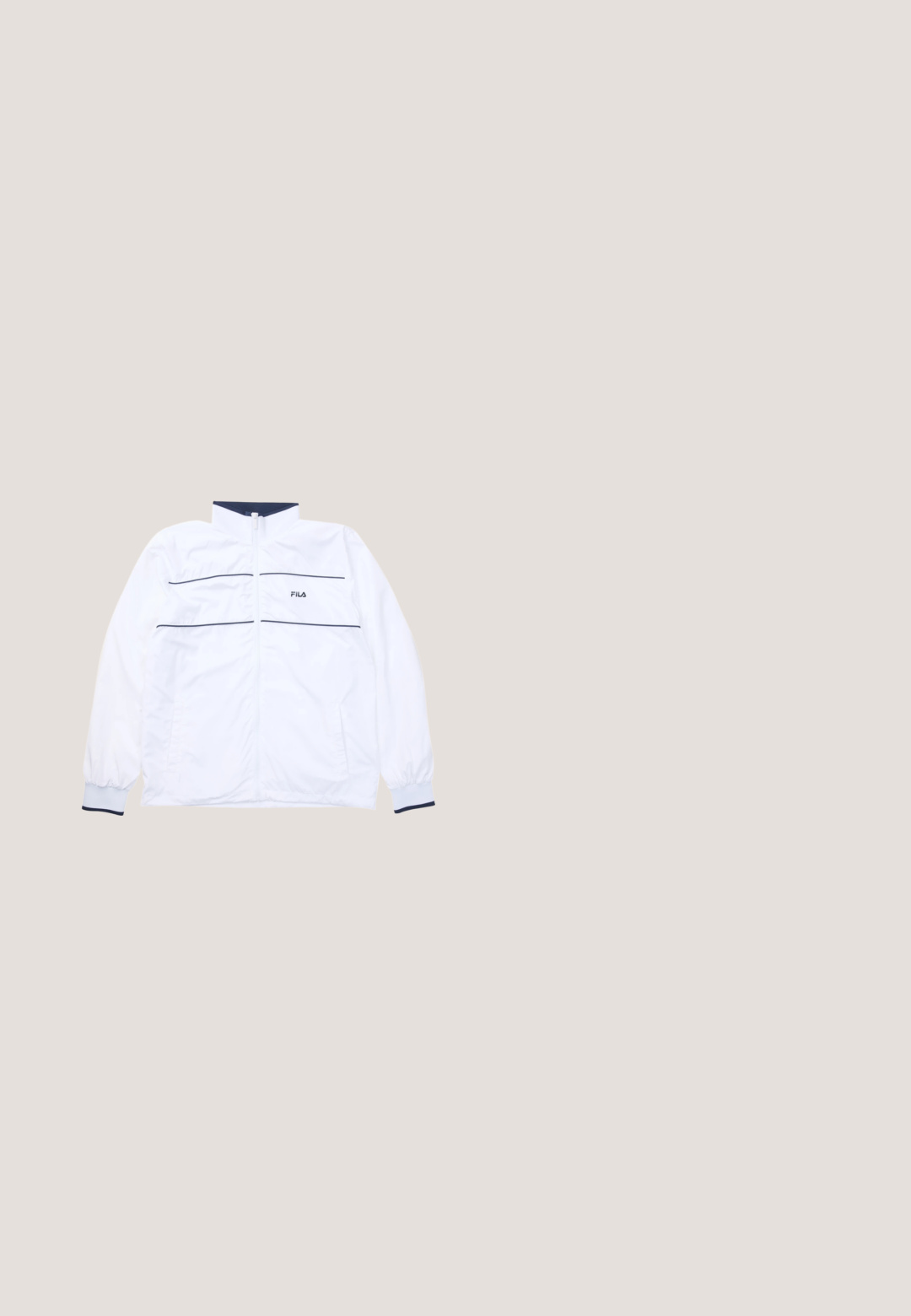 Chaqueta deportiva blanca FILA con cremallera, con ribetes en azul marino en los puños, el cuello y dos líneas horizontales en el pecho, con puños elásticos.; Sudadera con cremallera azul marino hecha de material de algodón suave. Presenta un cierre frontal con cremallera, dos bolsillos y un pequeño logotipo en el pecho.; Camiseta sin mangas azul marino hecha de algodón, con un logotipo blanco de "Champion" en el pecho. Cuello redondo y bordes limpios.; Pantalones cortos de algodón azul marino con cinturilla elástica y bolsillos laterales, con un pequeño logotipo bordado de Champion en la pierna izquierda.; Zapatilla blanca de caña baja con cordones en la parte delantera, lengüeta azul marino en el talón y pequeño logotipo de Champion en el lateral, mostrada en perfil lateral sobre fondo blanco.; Bolso bandolera azul marino hecho de nailon texturizado, con un bolsillo frontal con cremallera y una correa ajustable. Detalle decorativo con el logotipo en la parte frontal.