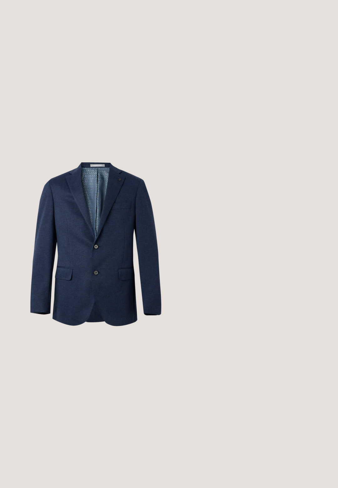 Blazer azul marino para hombre con un sutil patrón de cuadros, cierre frontal de dos botones y forro interior con un diseño de logo "MK" repetido.; Jersey negro de cuello alto y manga larga con cuello, puños y dobladillo acanalados, que muestra un pequeño logo bordado en la parte superior izquierda del pecho.; Tela marrón con patrón de espiga y textura suave, con una pretina plana y pliegues sutiles en la parte delantera.; JOOP! KLEITOS - Zapatos sin cordones - brown; Maletín de cuero marrón con asas duales, correa de hombro desmontable, bolsillo frontal con cremallera y textura suave y mate. Contiene costuras verticales.; Cinturón de cuero marrón con una hebilla de metal plateado, que presenta un acabado liso y una punta de cuero redondeada, asegurado por una correa a juego.