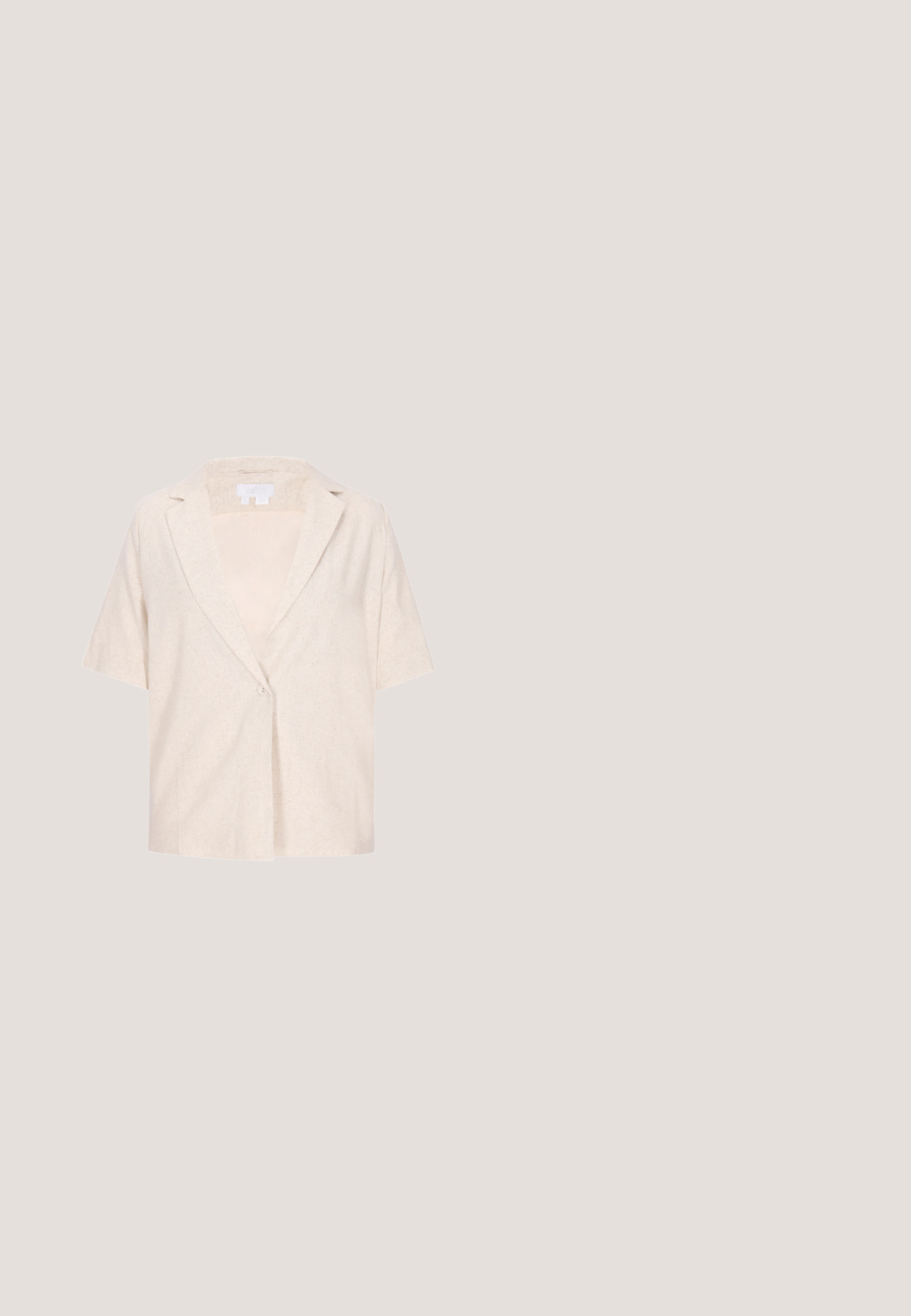 Beige kortærmet blazer med slag og enkeltknaplukning, lavet af tekstureret stof.; Hvid ribbet, kortærmet tætsiddende top med rund halsudskæring og synlig mærkeetiket inde i kraven.; Blå denimjeans med lige ben, der har opkrøllede manchetter i lys grå. Mellemhøj talje og traditionelt fem-lomme design.; Beige højhælede sko med spids tå, med en brun logomønster, tekstureret stof og en slank hæl.; Lys brun lædertaske med to lange håndtag, detalje med sidelæderrem og præget mærkenavn foran i midten.; Brunt læderhalskæde med en justerbar snor og en gulddråbevedhæng. Designet har enkle, rene linjer og en glat tekstur.