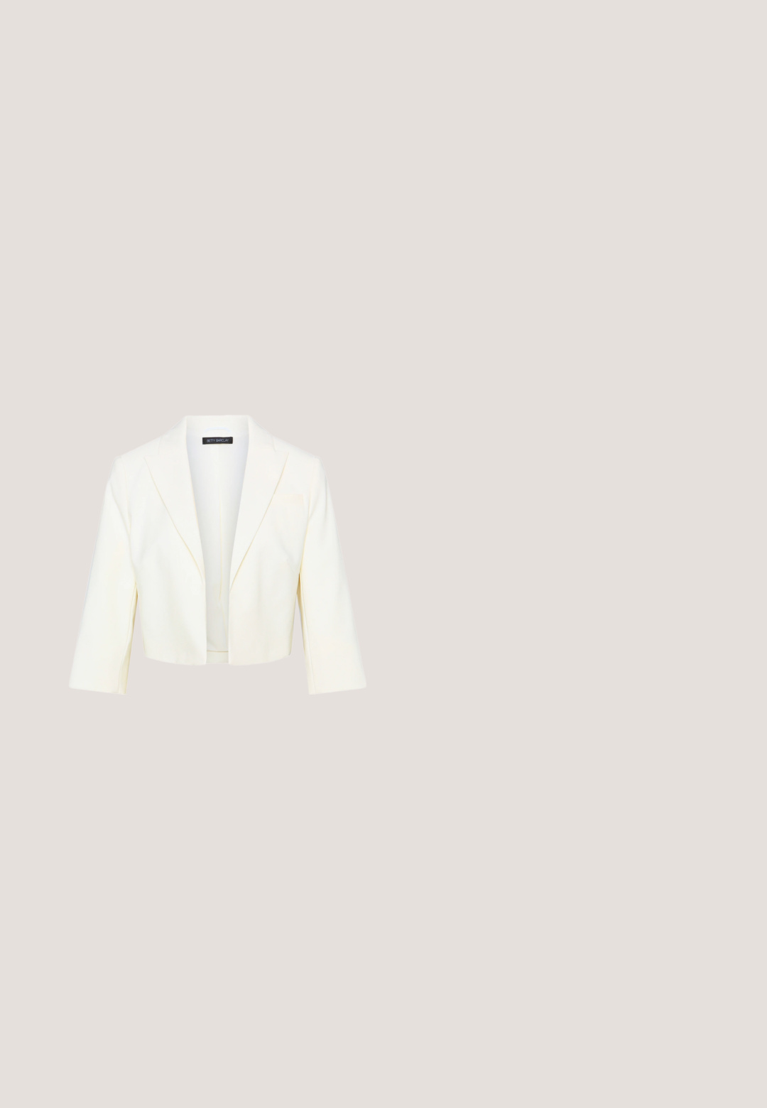 Gekürzter cremefarbener Blazer mit scharfem Kragen, offener Front und Dreiviertelärmeln. Hergestellt aus einem glatten Stoff mit minimalen Nähdetails.; Marineblaue ärmellose Kleid mit V-Ausschnitt, schwingendem Rock und vertikalen Nahtdetails, ausgestattet mit einer glatten Textur und einem knöchellangen Saum.; Beiger Leder-Pumps mit spitzer Kappe, Slingback-Riemen, verstellbarer Schnalle und einem 5 cm hohen Kitten-Heel. Glatte Textur und minimalistisches Design.; Kleine weiße Handtasche mit Tragegriff oben, abnehmbarem Schulterriemen und goldenem rechteckigem Verschluss auf der vorderen Klappe.; Strickhandschuhe in Off-White mit einem gerippten Bündchen und glatter Textur. Jeder Handschuh hat fünf Finger und eine enge Passform.; Perlenkette mit verschiedenen Größen von runden und tropfenförmigen Perlen auf transparentem Faden, mit einem silbernen Verschluss und Verlängerung.