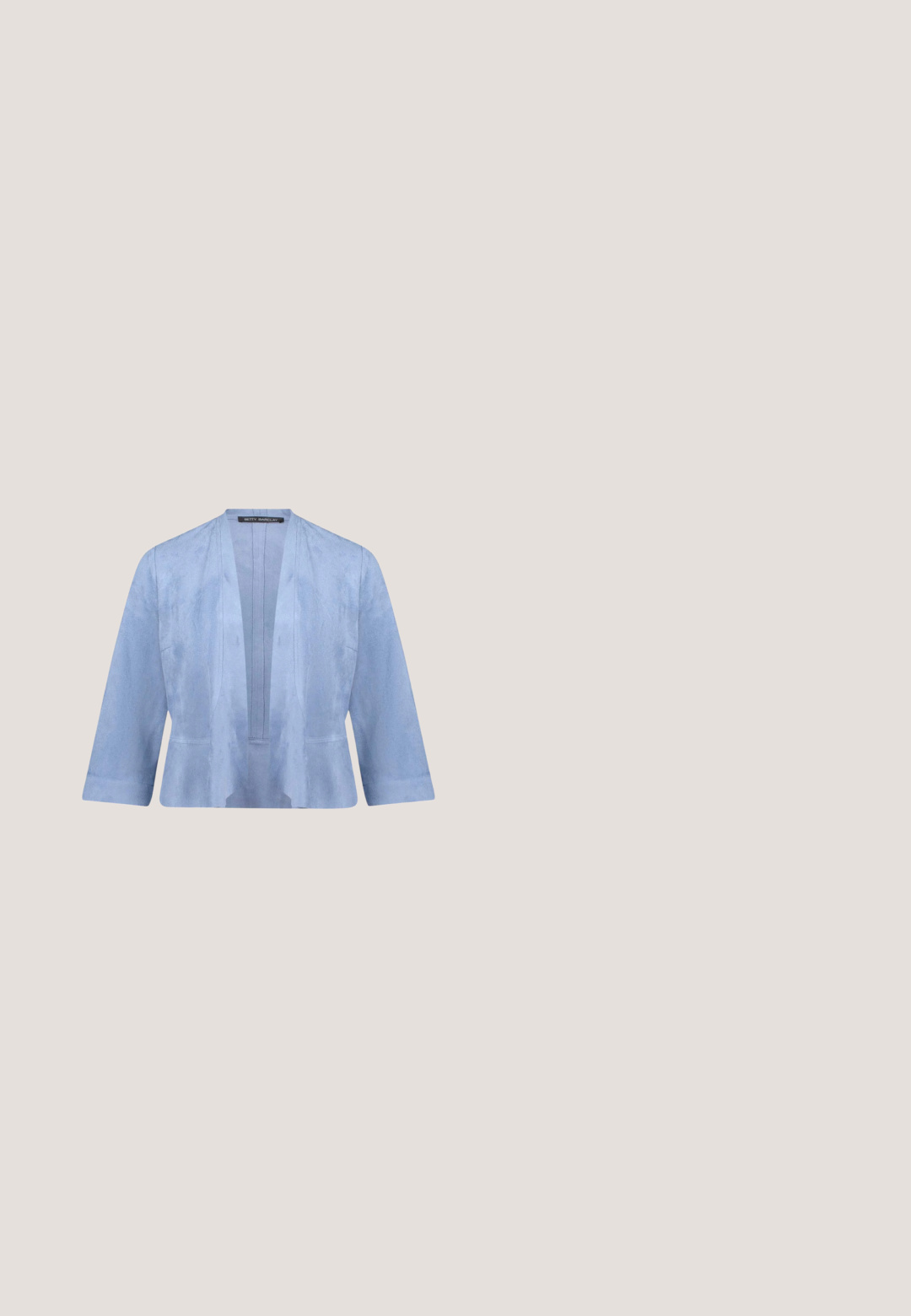 Veste courte bleu clair à devant ouvert avec manches trois-quarts et un motif texturé subtil, sans boutons ni fermetures.; Combinaison à manches courtes, col en V, taille nouée, jambes larges, avec un motif floral abstrait bleu et blanc.; Talons escarpins en daim bleu clair, à bout pointu, avec une bride de cheville réglable à boucle en métal, semelle intérieure beige naturel et talon bas.; Des lunettes de soleil en forme de chat avec des montures en métal doré et des verres teintés en bleu, inclinées contre un fond blanc.; Sac à main en cuir bleu clair avec détail boucle argentée, bandoulière détachable et fermeture éclair, montré en angle sur fond blanc.; Bracelet ajustable avec de petites perles rondes turquoise et or, orné d'un charm colombe en or sur un cordon bleu clair.