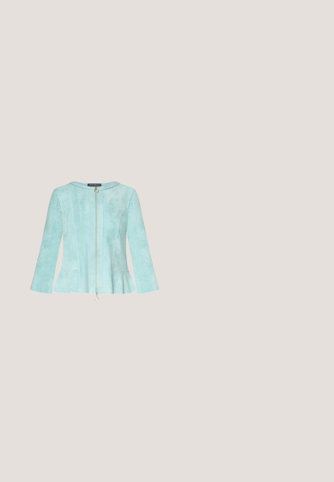 Hellblaue Wildlederjacke mit langen Ärmeln, Frontreißverschluss, rundem Ausschnitt und dezenten Peplum-Saumdetails.; Hellblauer Jumpsuit mit weitem Bein, kurzen Ärmeln, U-Boot-Ausschnitt und einem Stoffgürtel mit dekorativer Schnalle in der Taille.; Himmelblauer Suede Slingback-Absatzschuh, spitze Zehenform, verstellbarer Knöchelriemen mit metallischer Schnalle, natürliche beige Innensohle und niedriger Absatz.; Hellblaue Sonnenbrille mit rechteckigen, violett verlaufenden Gläsern, zentriert auf weißem Hintergrund.; Hellblau strukturierte Handtasche mit zwei abgerundeten Griffen und goldfarbenen Beschlägen, aufrecht stehend vor weißem Hintergrund.; Ein Paar blütenförmige Ohrringe mit mintgrünen Emaille-Blütenblättern, glänzenden silbernen Akzenten und einer glatten, glänzenden Oberfläche.