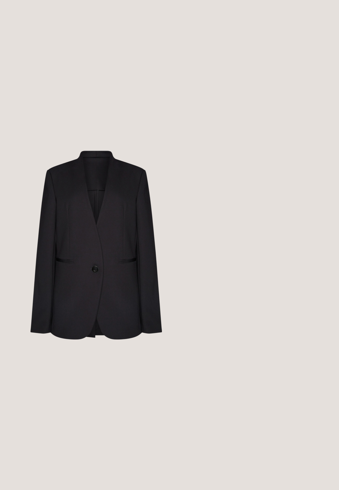 Zwarte blazer van gestructureerde stof, met een reverskraag, enkele knoopsluiting en twee voorzakken voor een getailleerde uitstraling.; Zwarte mouwloze top, gladde textuur, ronde halslijn, rechte snit, naaddetails aan de achterkant en een subtiele onderzoom met een kleine opening.; Zwarte wijde broek met plooien aan de voorkant, riemlussen en knoopsluitingen aan de zijkant, gemaakt van glanzende stof.; Zwarte leren pump met een spitse neus, een middelhoog gebogen hakje, strak ontwerp en een gladde afwerking op een witte achtergrond.; Zwarte glanzende leren handtas met afgeronde handvatten, een afneembare schouderriem en het Lancaster Paris-logo aan de voorkant in het midden.; Glanzende zwarte ronde kralen met een verloop, geregen tot een ketting met een verstelbare gouden sluiting, op een witte achtergrond.